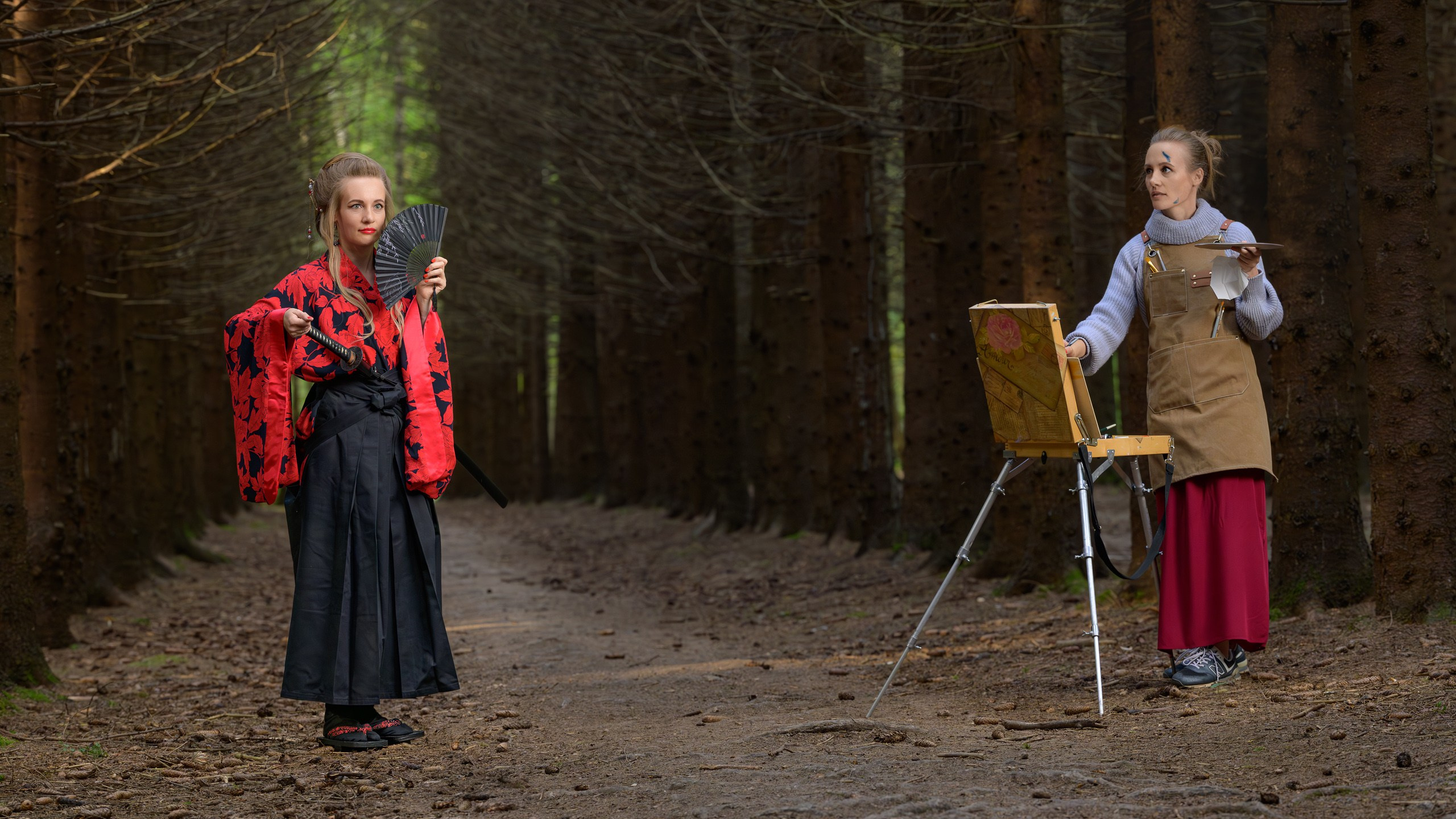 Художница пишет портрет Девушки в красном кимоно с чёрным веером и катаной