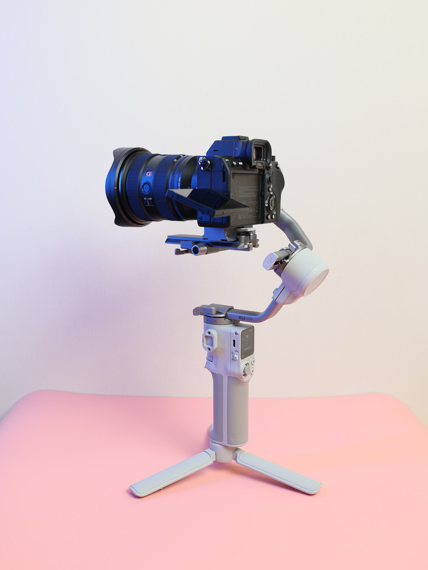 Стабилизатор DJI Ronin RS3 Pro, Canon EOS R5, RF 15-35 f/2.8 на подоконнике в бизнес-центре