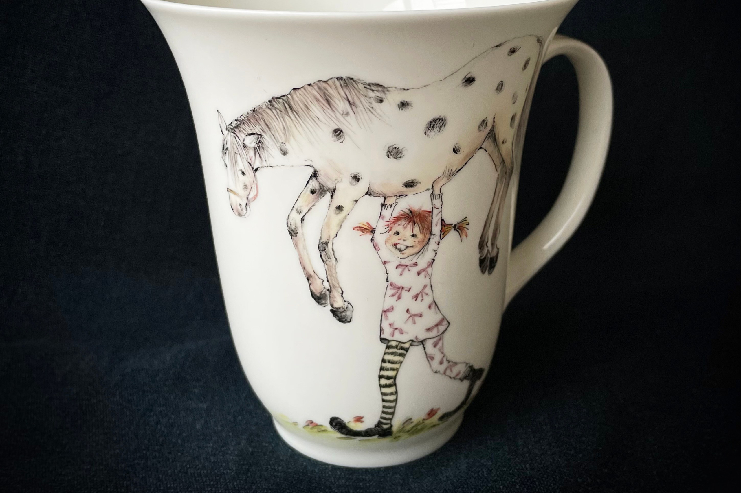 Детская посуда. Роспись фарфора на заказ в Санкт-Петербурге. Именной бокал «Пеппи Длинныйчулок»