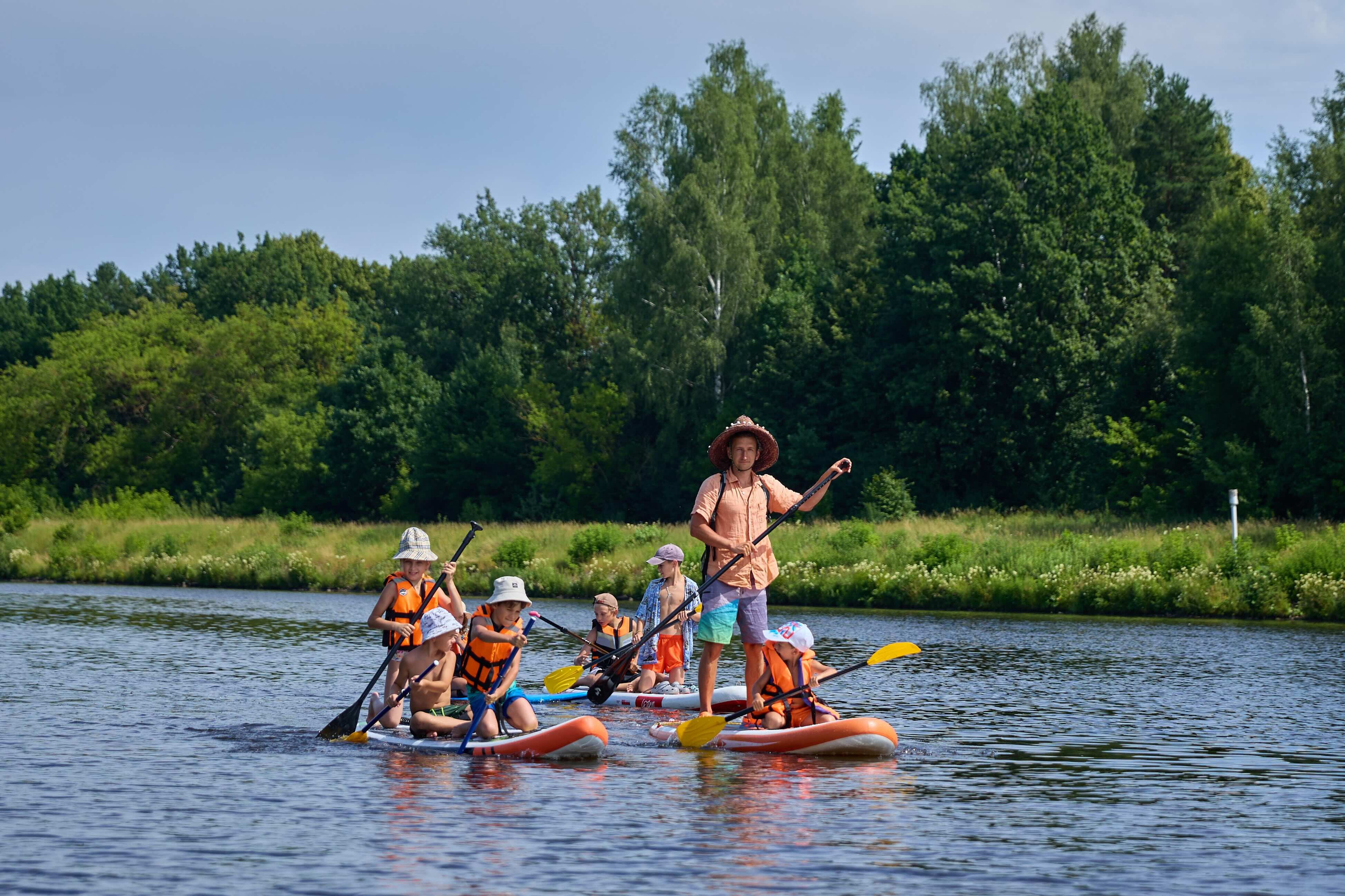 САП-заплыв в деревне: Семейная летняя фотосессия с живыми эмоциями | Magnifico Photo