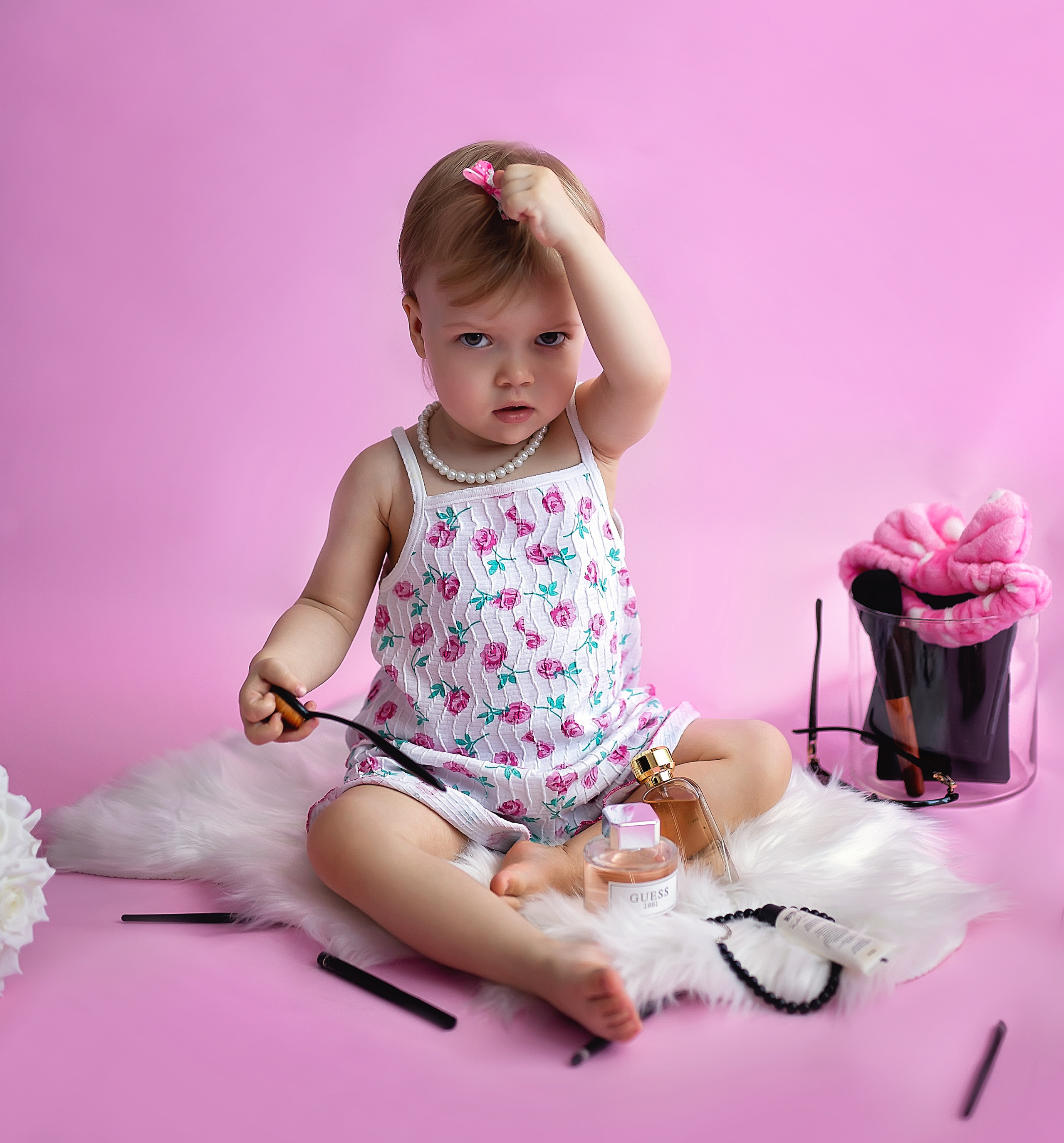 Дети хотят быть модными. Девочка копирует маму и украшает себя аксессуарами. 