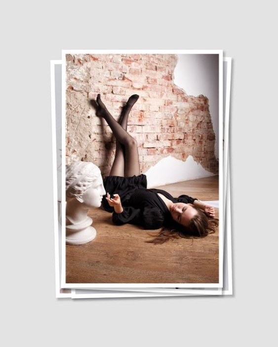 "Печатная фотография, выполненная на высококачественной бумаге, изображает важный момент или сцену, сохраненный для долгосрочного хранения и просмотра"