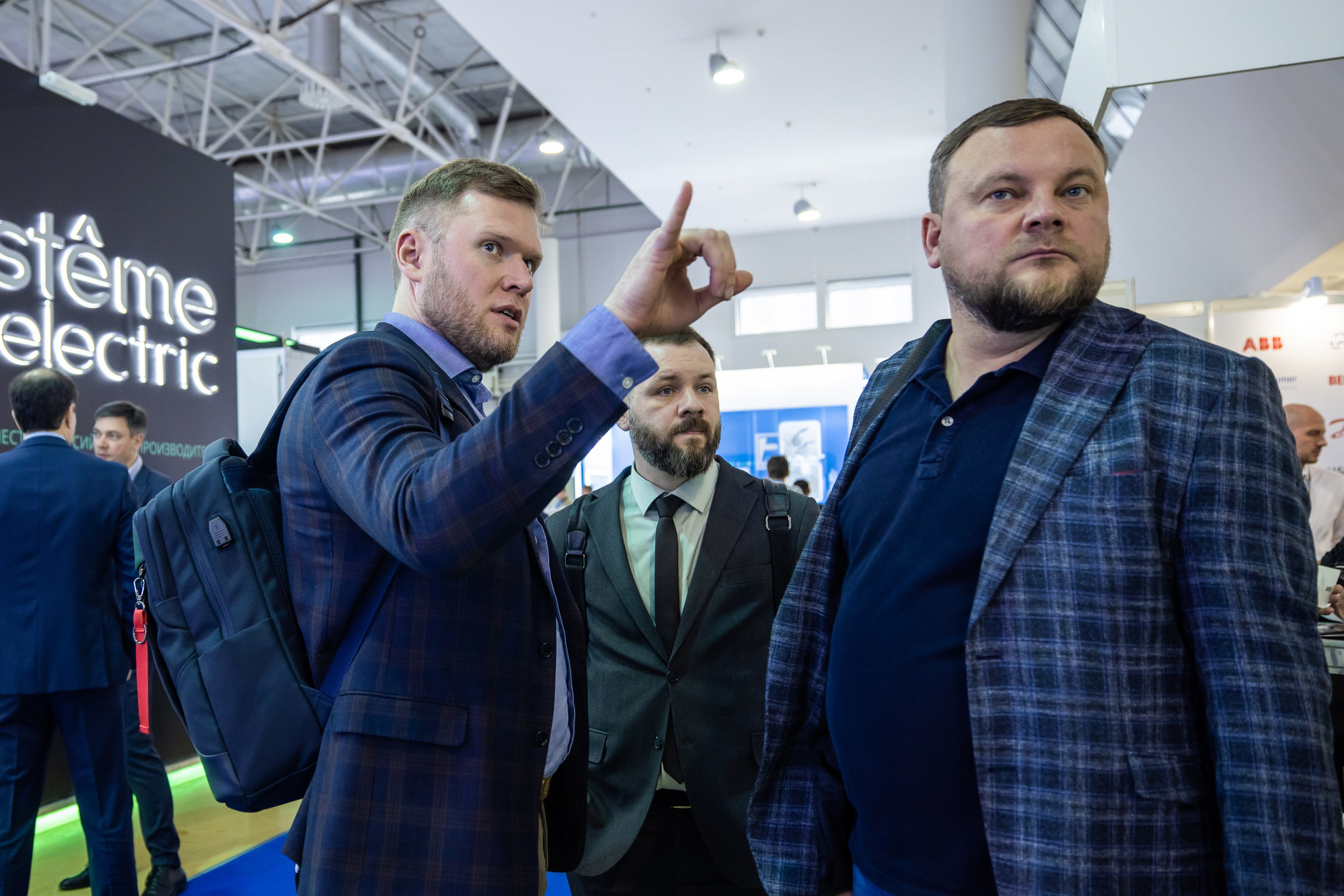 съемка деловых мероприятий - посетители на отраслевой выставке в Москве