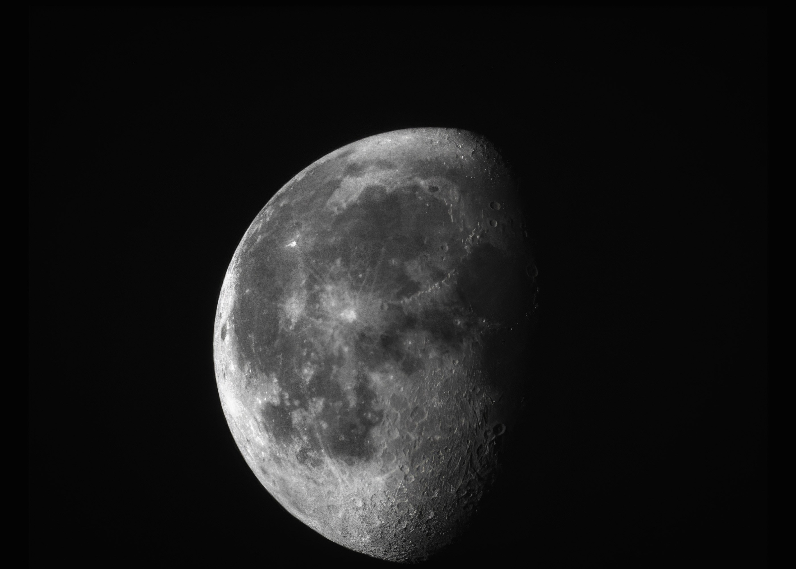 Луна, сфотографированная на бесплатный онлайн-телескоп на сайте проекта Observing with NASA