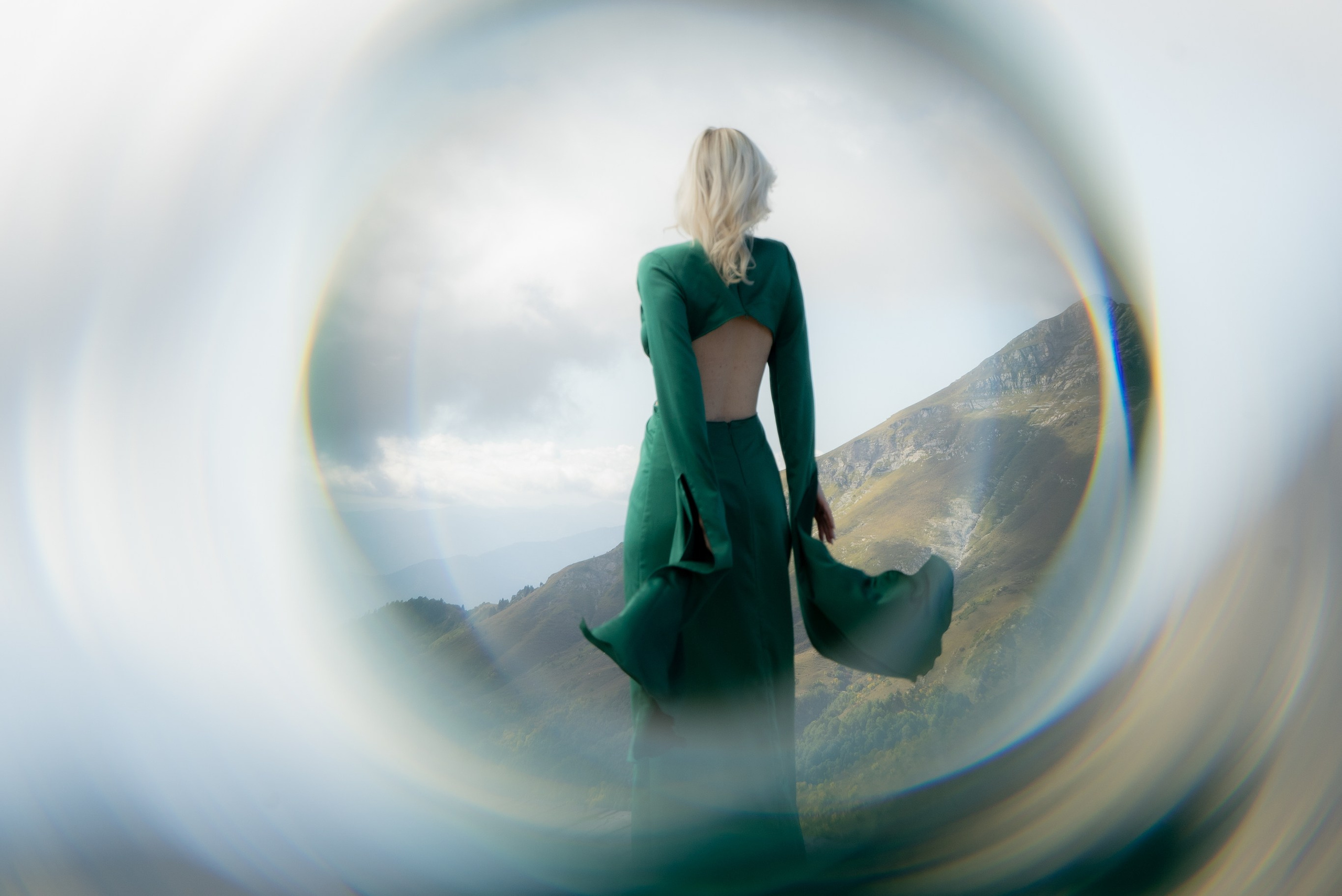 Снимок девушки в зеленом платье с размытым фокусом 