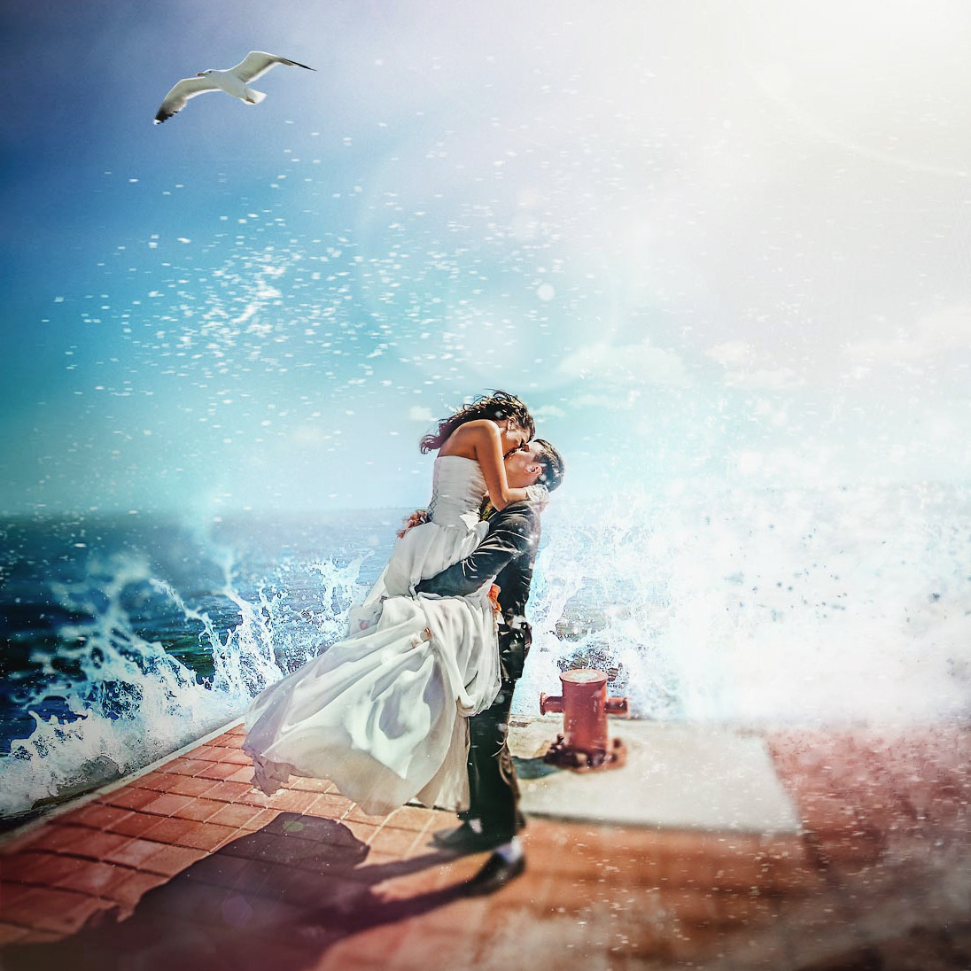 жених и невеста стоят на берегу пирса с бушующим морем