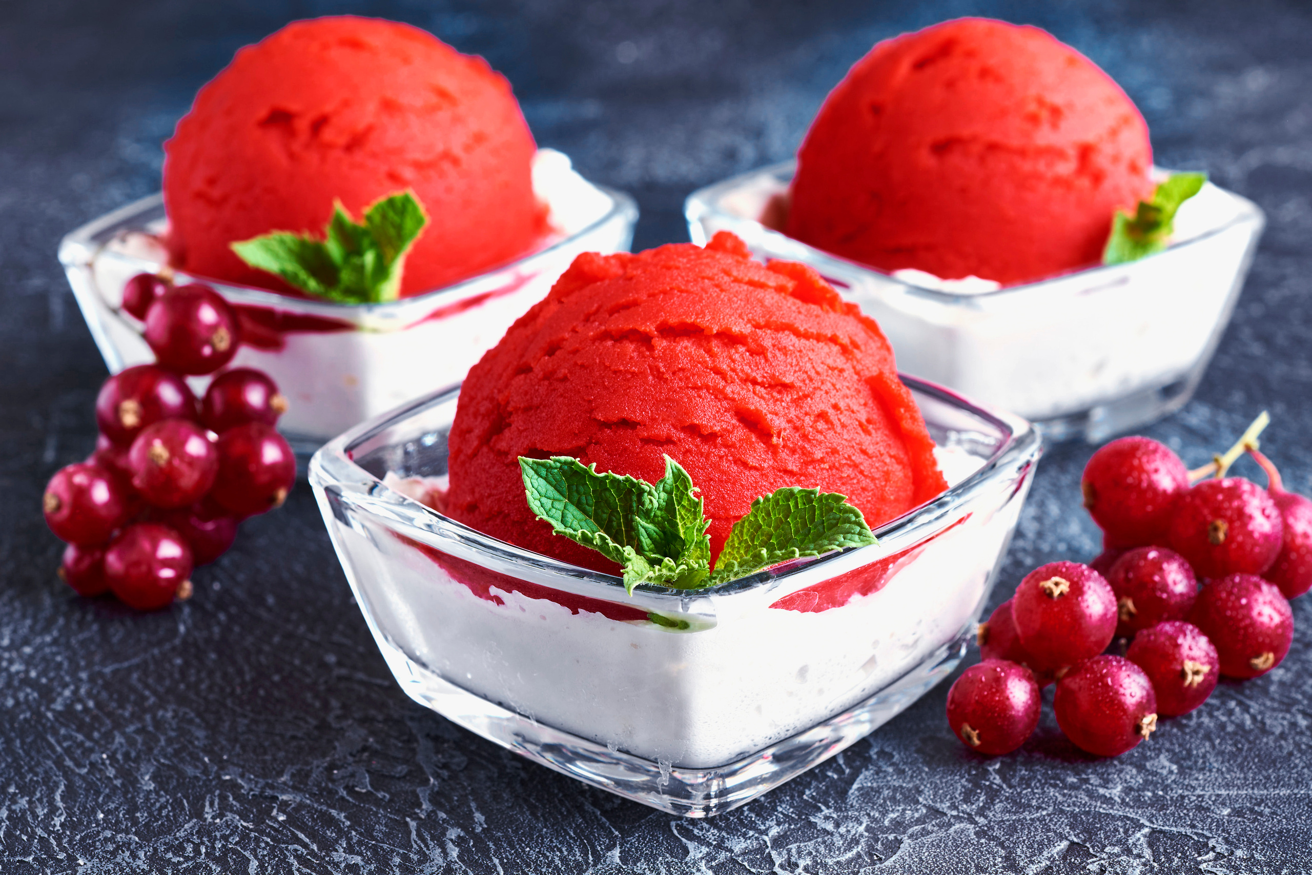 Освежающий десерт, десерт из смородины, жара, лето, сорбет, сорбет из красной смородины, фуд-фотограф, фуд-фотограф в Москве, фуд-фото, фото для меню, съемка блюд, съемка для меню, фотосъемка меню, фотосъемка для меню, фуд-фотограф Валентин Звегинцев, фуд-фотограф Москва, фуд-фото, фуд-фото Москва