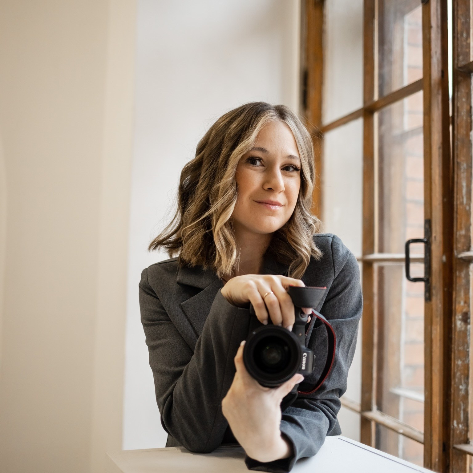 Здравствуйте ! Я семейный детский фотограф. У меня своя детская домашняя фотостудия для малышей и их родителей.Хотите красивые семейные кадры?Запечатлеть годовасие Вашего малыша?Или первые шажки ? Записывайтесь на фотосъемку.