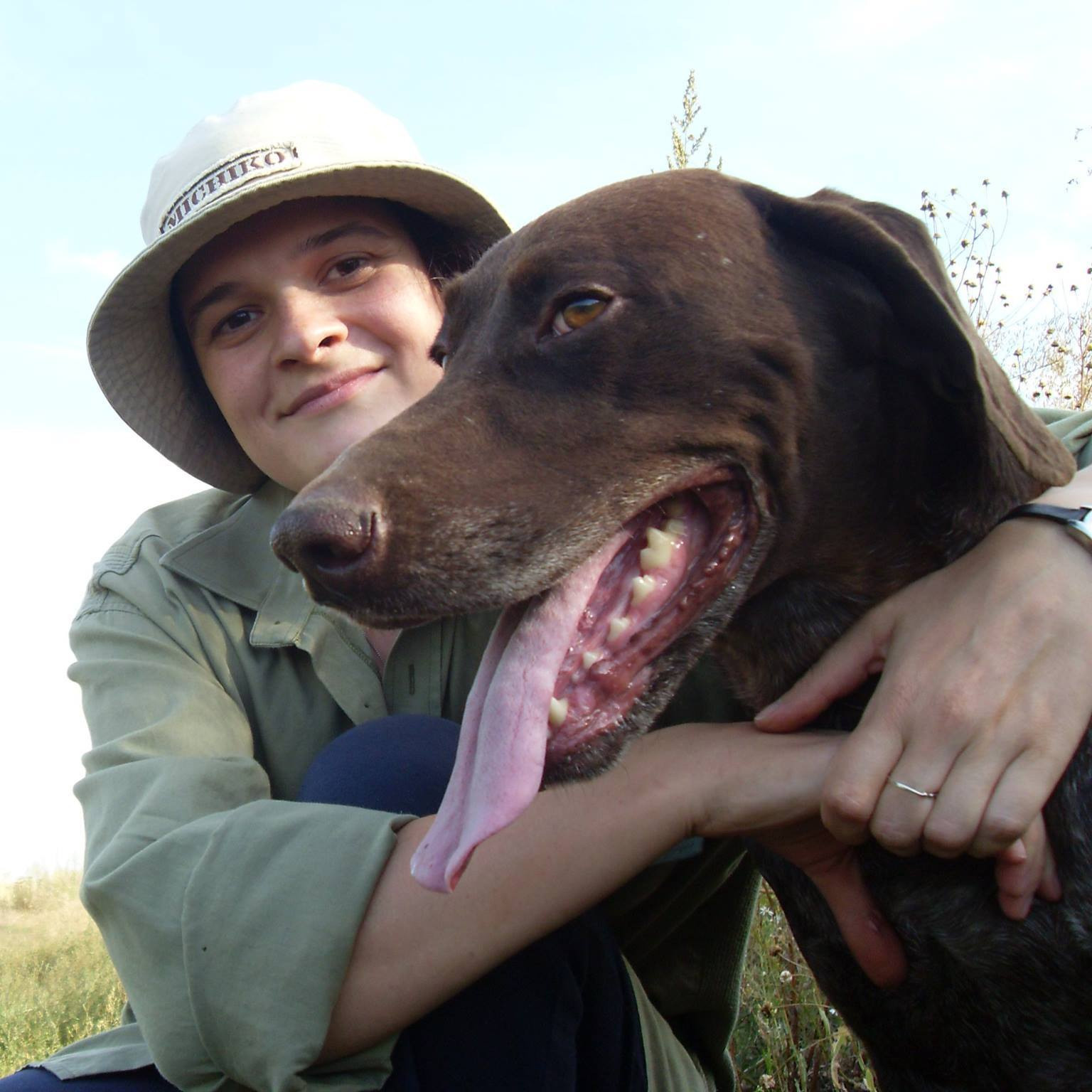 девушка и собака на прогулке летом