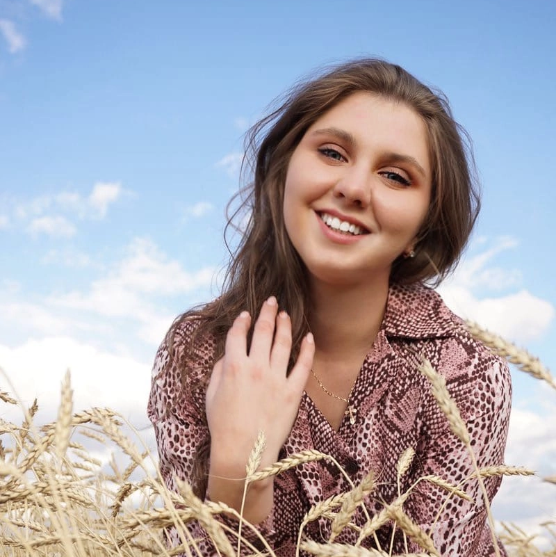 Услуги девушек моделей plus size для предметной фотосессии в Красноярске