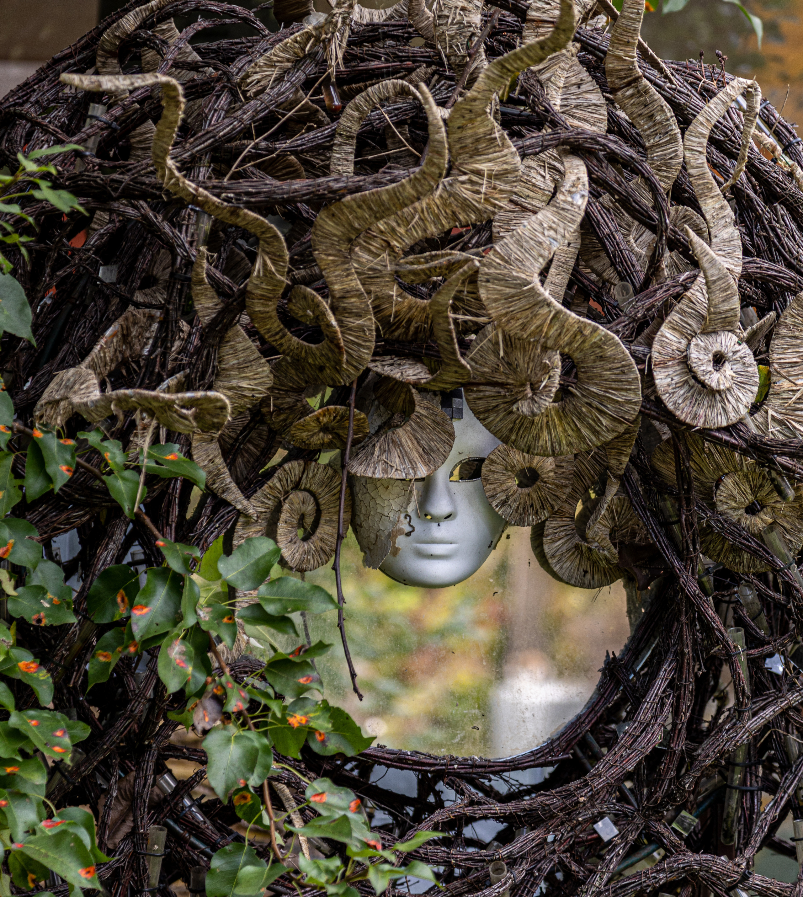 Садовый арт-объект с зеркалом 