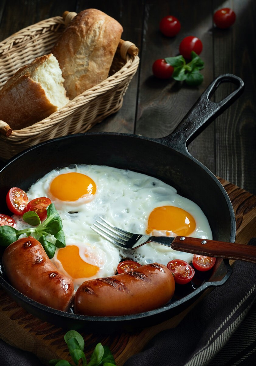 фотография яичницы на темном фоне