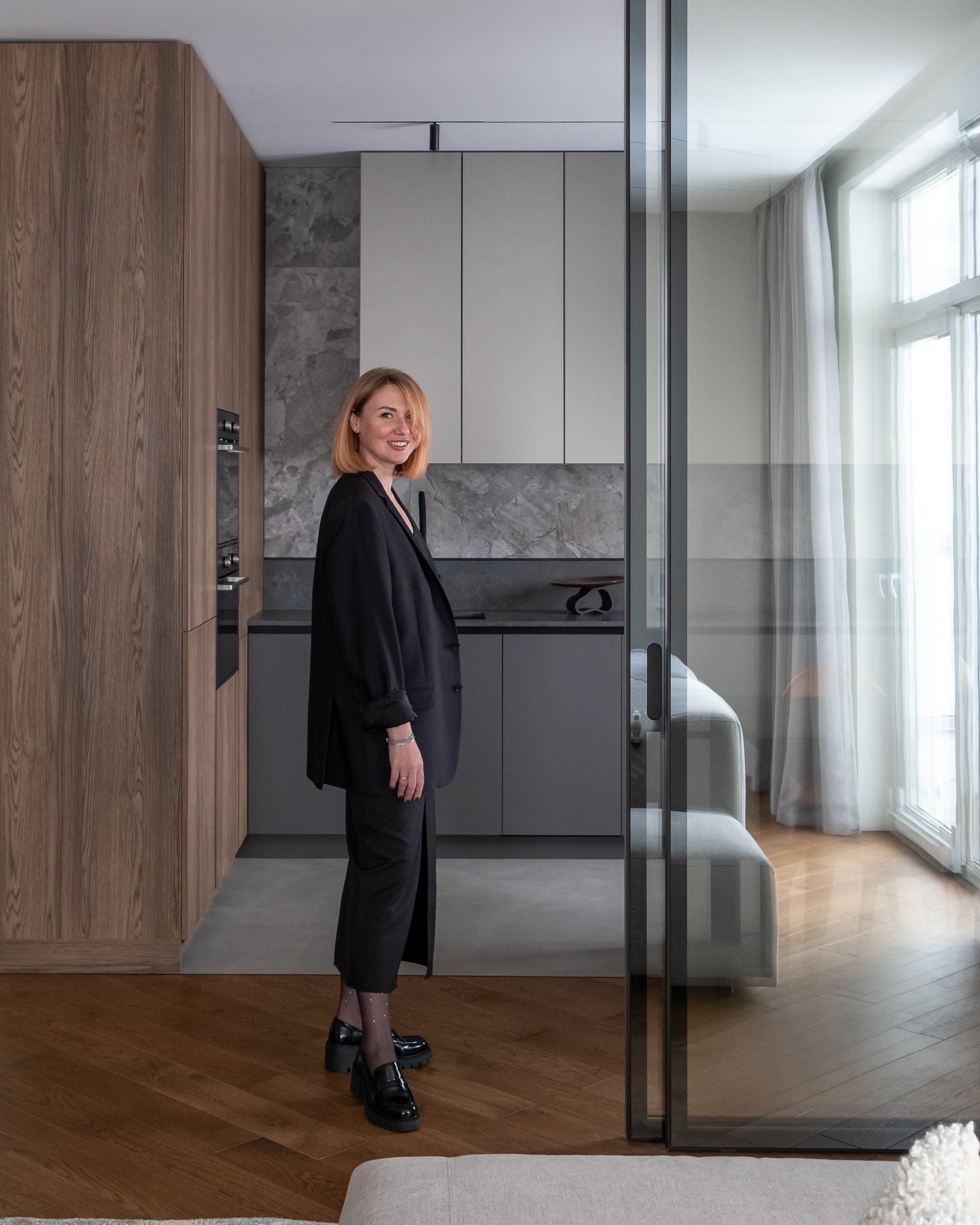 alt="Современный интерьер гостиной в стиле минимализм"