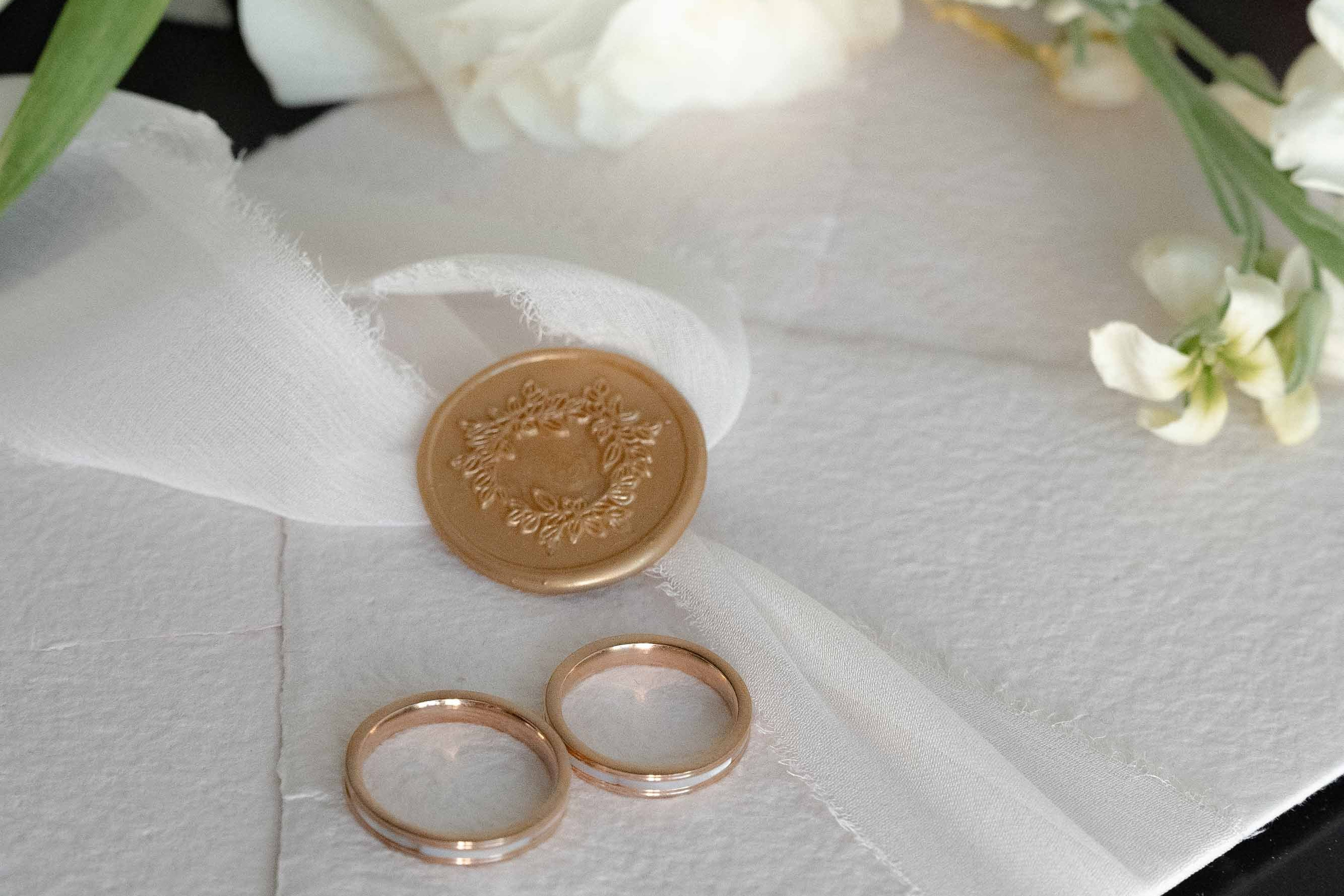 Свадебные кольца и детали на утре невесты, предметная съёмка с цветами