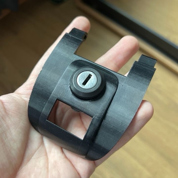 Накладка замка мотоциклетного кофра, напечатанная из черного PETG