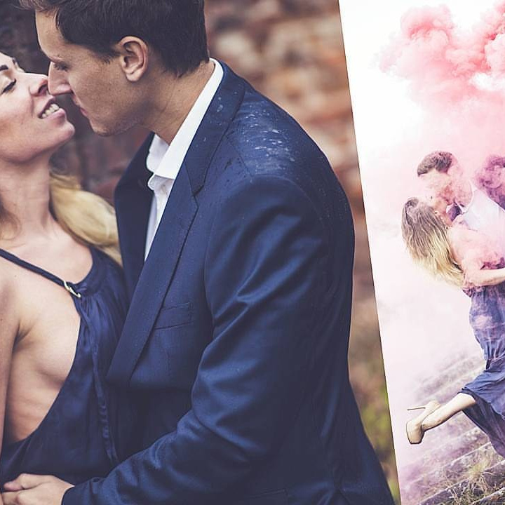 Счастливая семья молодоженов на фоне узорчатых зданий.