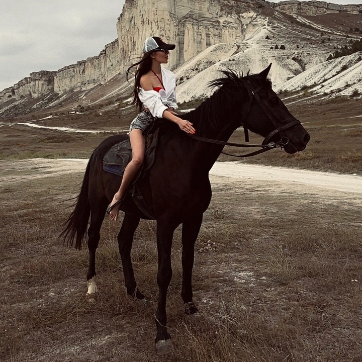 Мальчик сидит на снегу рядом с хаски