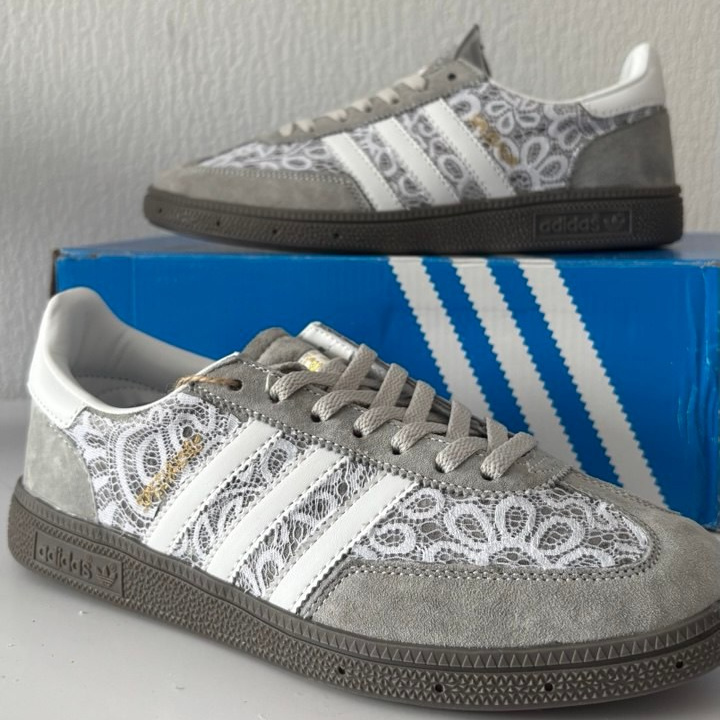 Роспись обуви на заказ — пример премиальной кастомизации кожаной одежды ручной работы от студии ART.KARAS