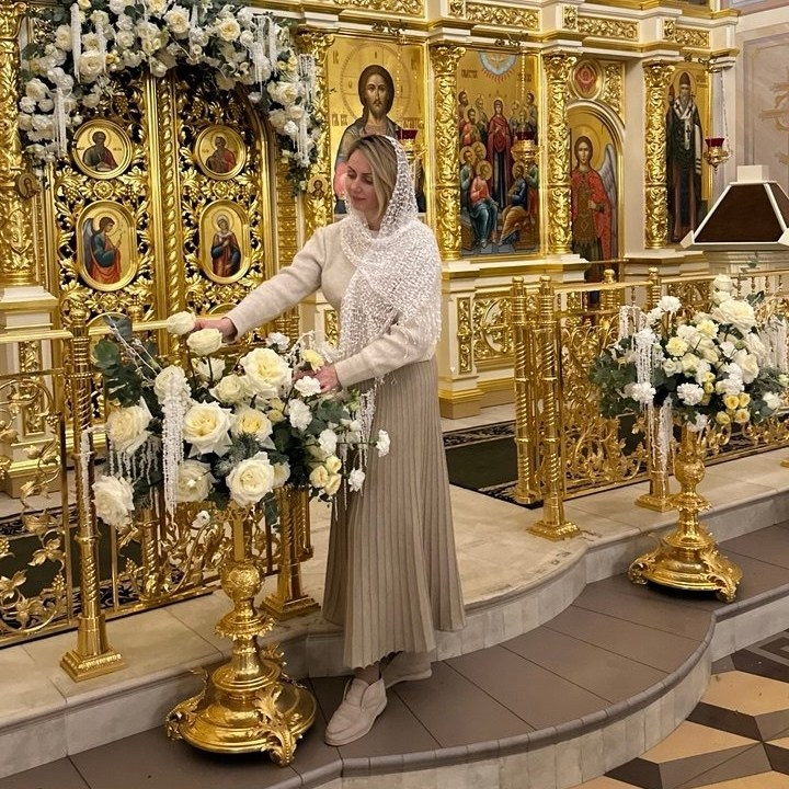 Профессиональная видеосъемка венчания и крещения в Москве: таинство в православном храме Красивая видеосъемка крещения ребенка в церкви Москвы: крупный план младенца и священника  Видеосъемка обряда венчания в храме: молодожены держат венцы над головами Услуги видеографа на крестины и венчание в Москве: эмоциональный кадр церемонии