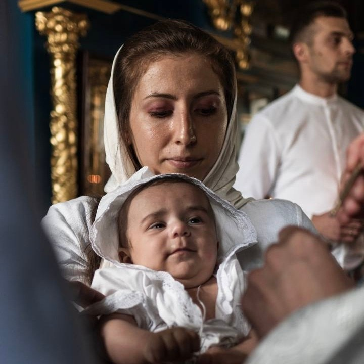 Фотосъемка таинства Крещения в Церкви: будущая крестная с крестником