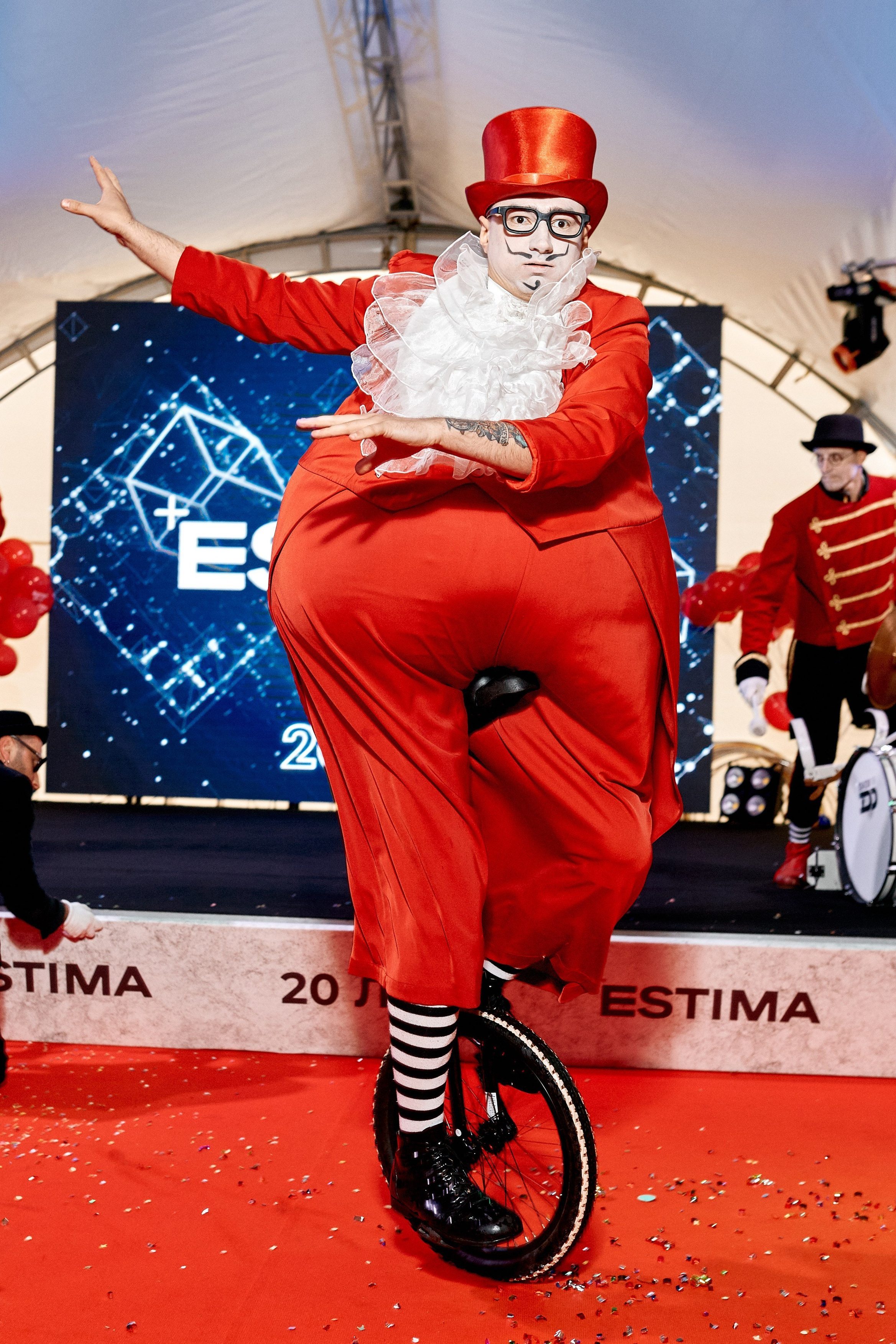 Фотограф на корпоратив делает кадры во время фотосъёмки мероприятия – фотография празднования юбилея завода