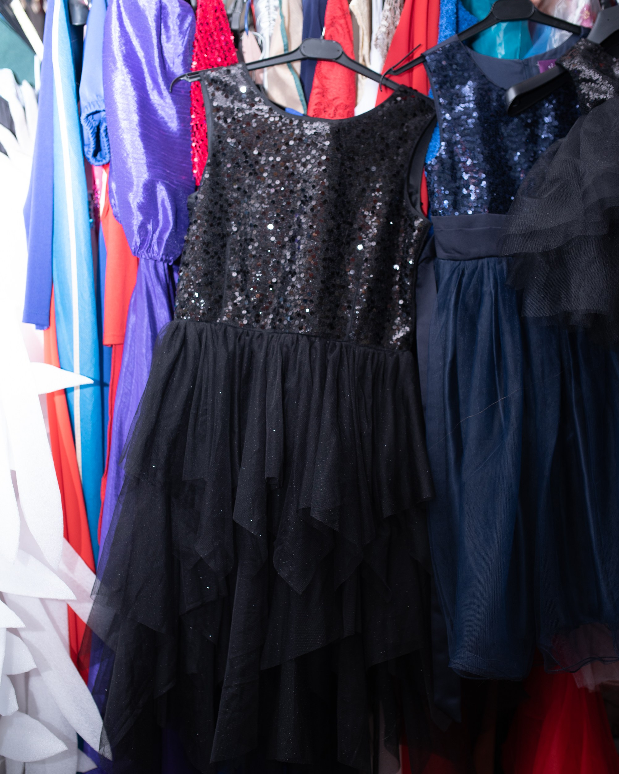 Девушка в вечернем черном платье с пайетками на новогодней фотосессии