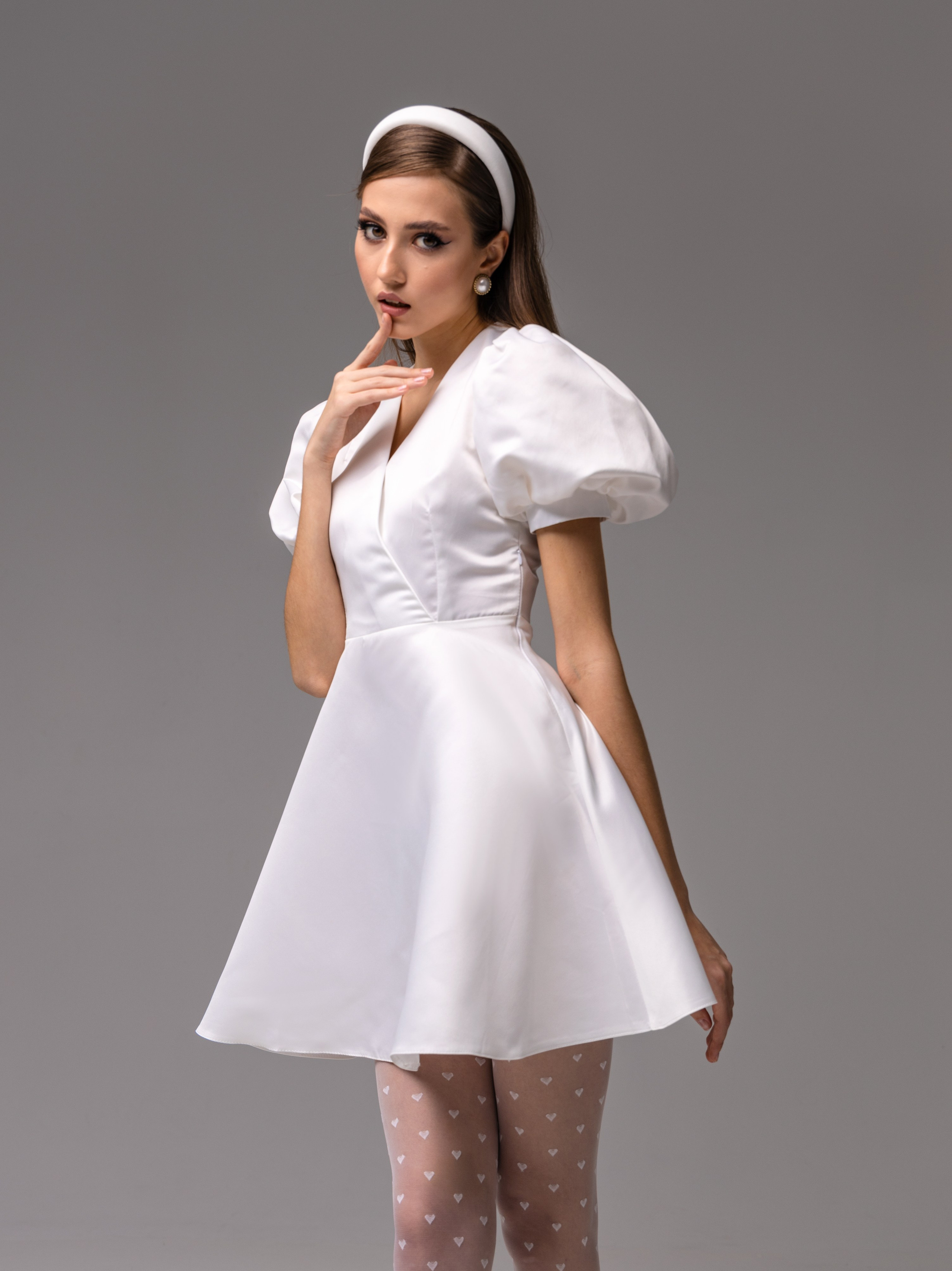 Эстетичная фэшн-съемка, отражающая настроение коллекции через эмоции моделей.