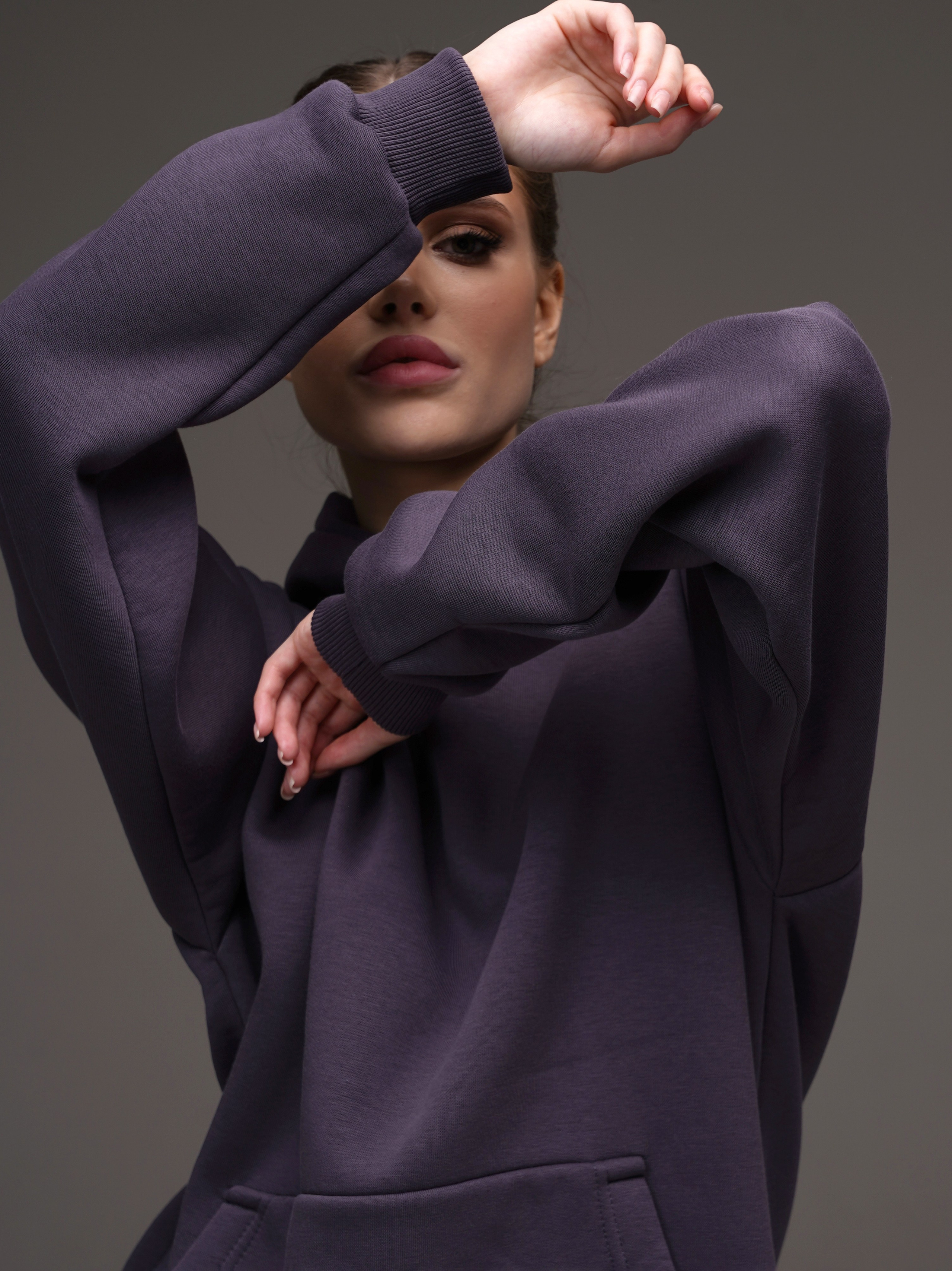 Съемка в формате lookbook, демонстрирующая сочетание одежды и аксессуаров.