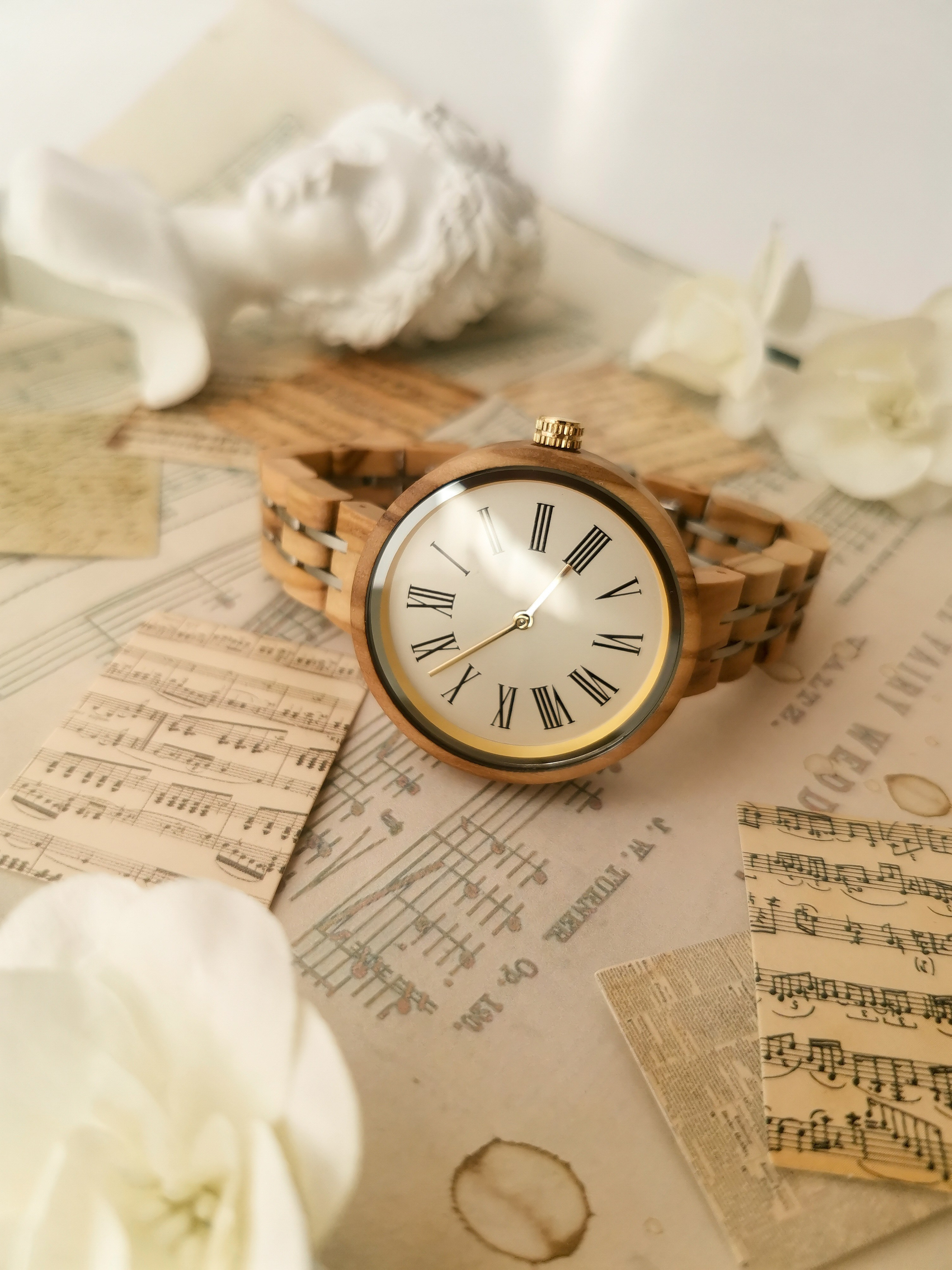 Пример предметного фото (наручные часы) с реквизитом от фотографа Кузнецовой Марии. Санкт-Петербург.