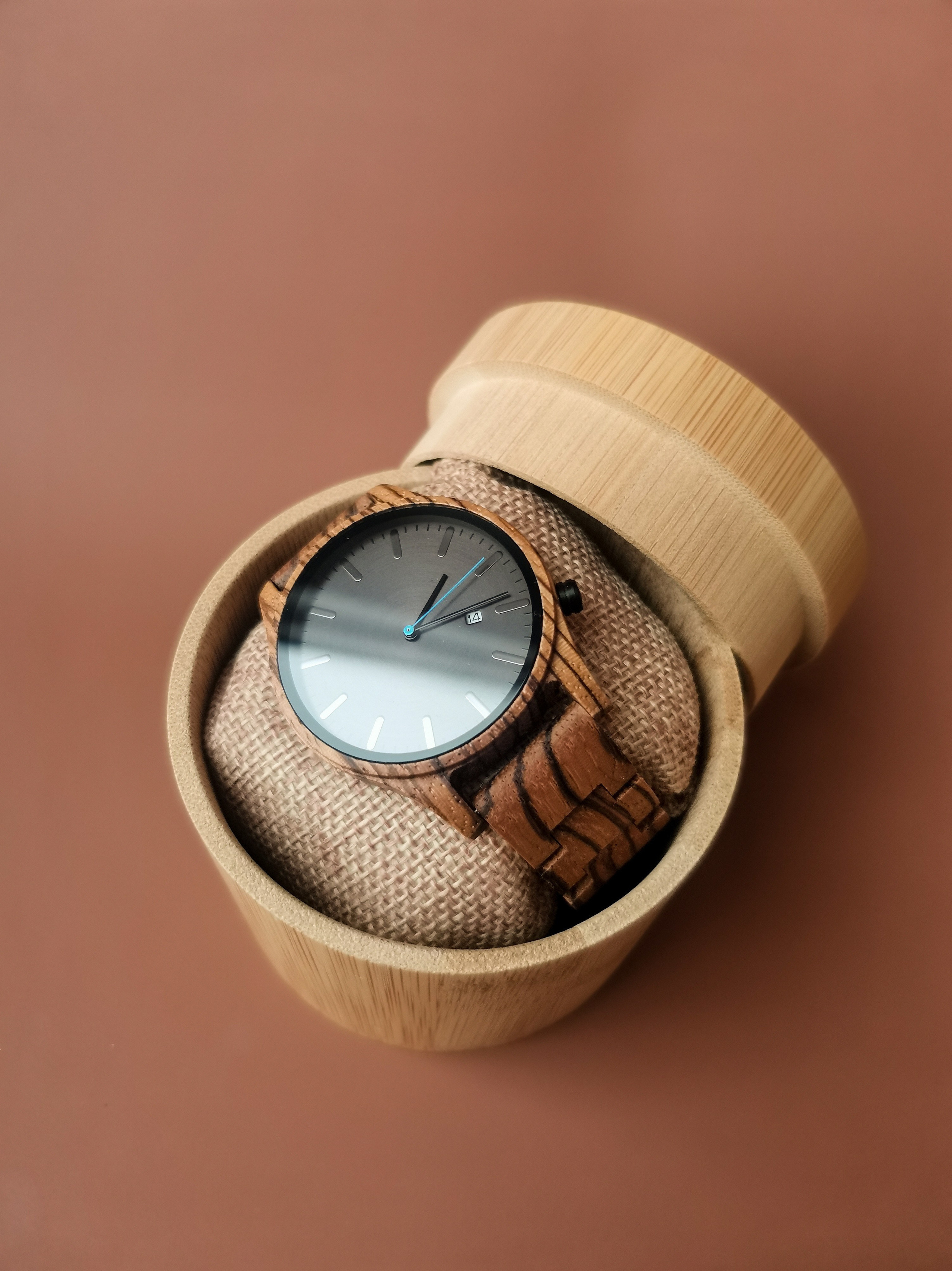 Пример каталожного фото товара (наручных часов) на однотонном фоне от предметного фотографа в СПб - Кузнецовой Марии.