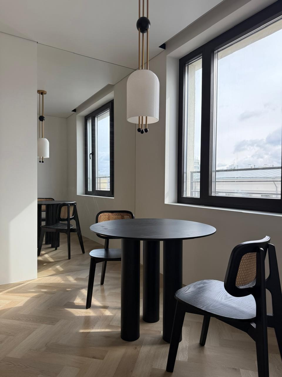 Квартал на Некрасова. Дизайн студия, занимаемся разработкой Дизайн проектов, реализацией проектов под ключ. Мы находимся в городе Екатеринбург. Зовут Рената