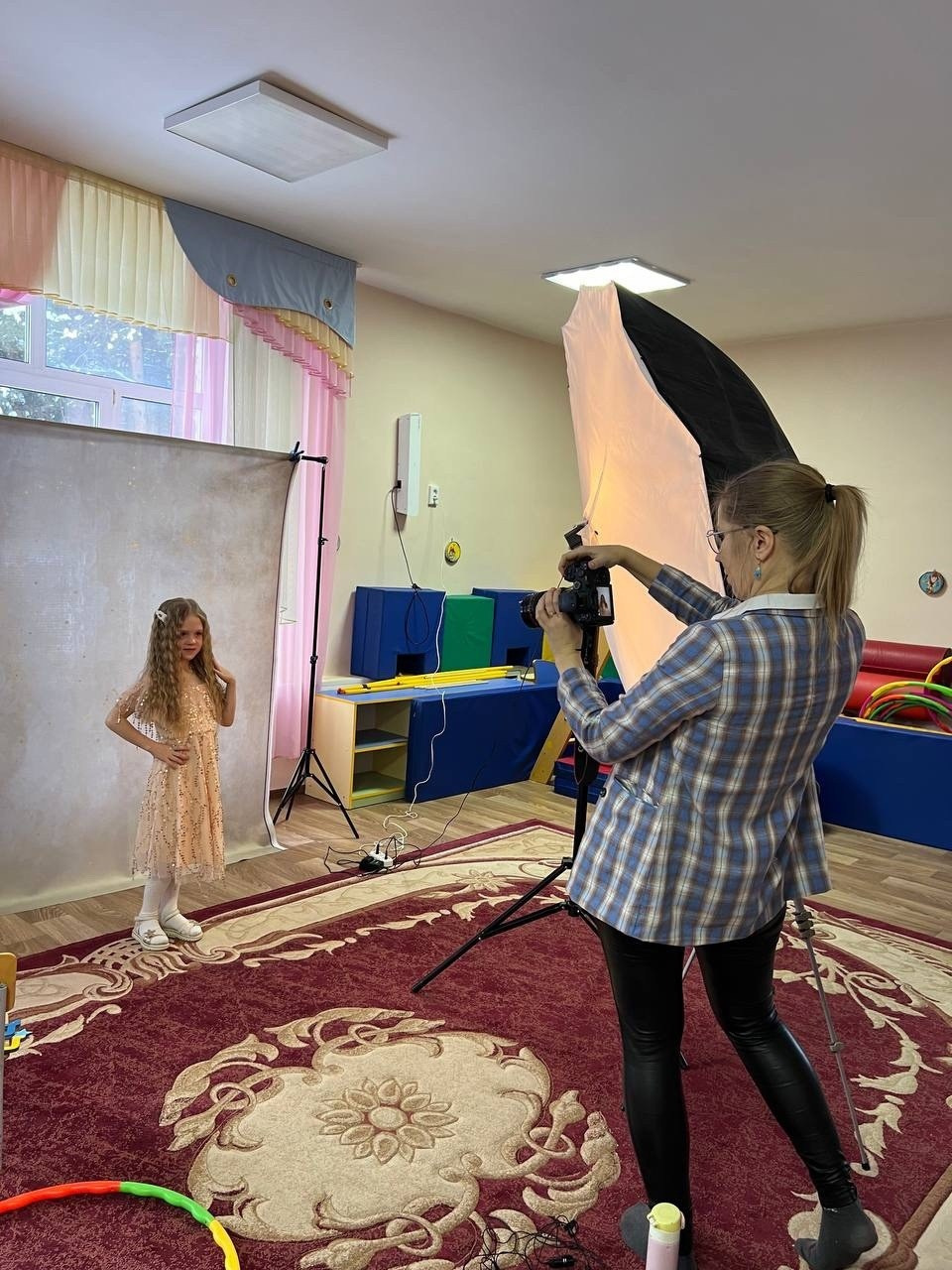 Подготовка к фотосессии в детском саду