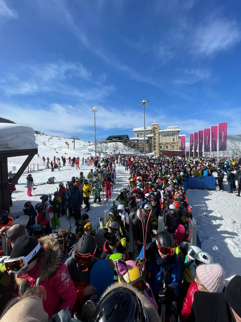Очередь на Роза Хутор Красная Поляна. Инструкторы по горным лыжам Сочи Красная Поляна. Горнолыжная школа