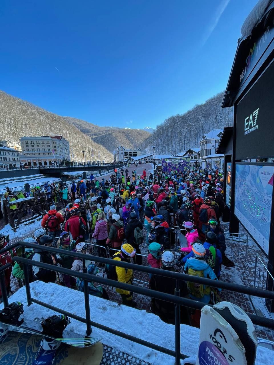 Очередь на Роза Хутор Красная Поляна. Инструкторы по горным лыжам Сочи Красная Поляна. Горнолыжная школа