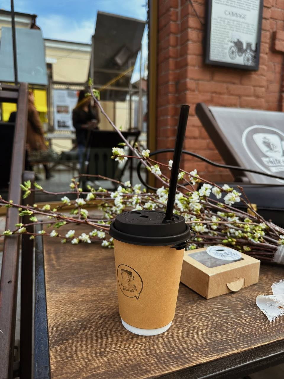 Уличная фотосессия с весенним букетом в центре Самары | 5 апреля