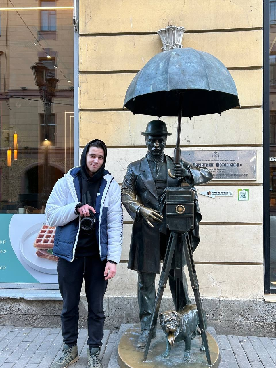 Фотограф рядом с памятником фотографа