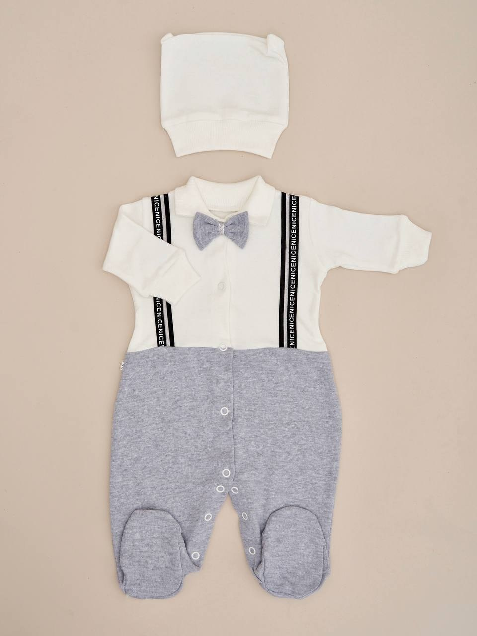 детская одежда на однотонном фоне