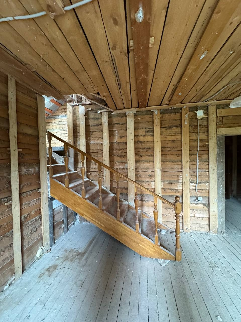 Фотофиксация существующей лестницы в каркасном загородном доме