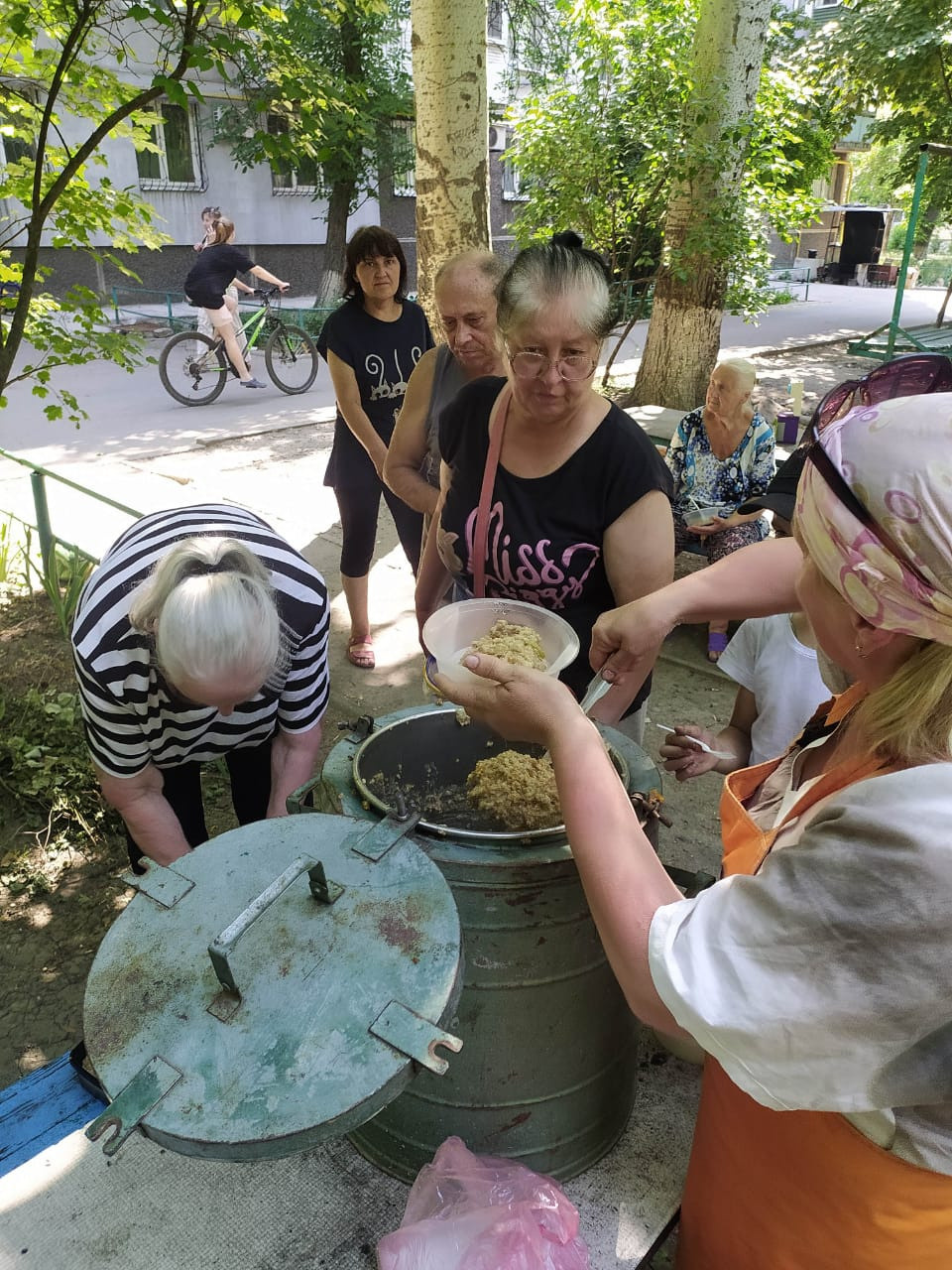 Раздача горячей пищи в Мариуполе, весна 2022 г. Пища для Жизни