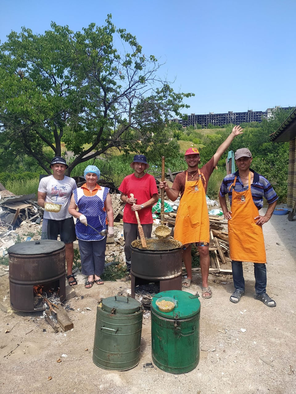 Раздача горячей пищи в Мариуполе, весна 2022 г. Пища для Жизни