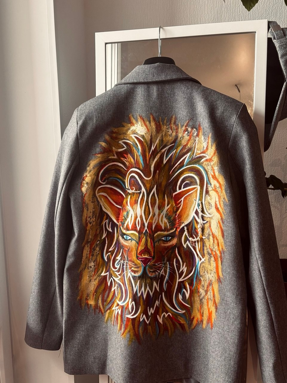 Авторская кастомизация тканевой одежды на заказ с ручной росписью в Екатеринбурге — дизайнерская джинсовка с уникальным художественным рисунком от студии ART.KARAS