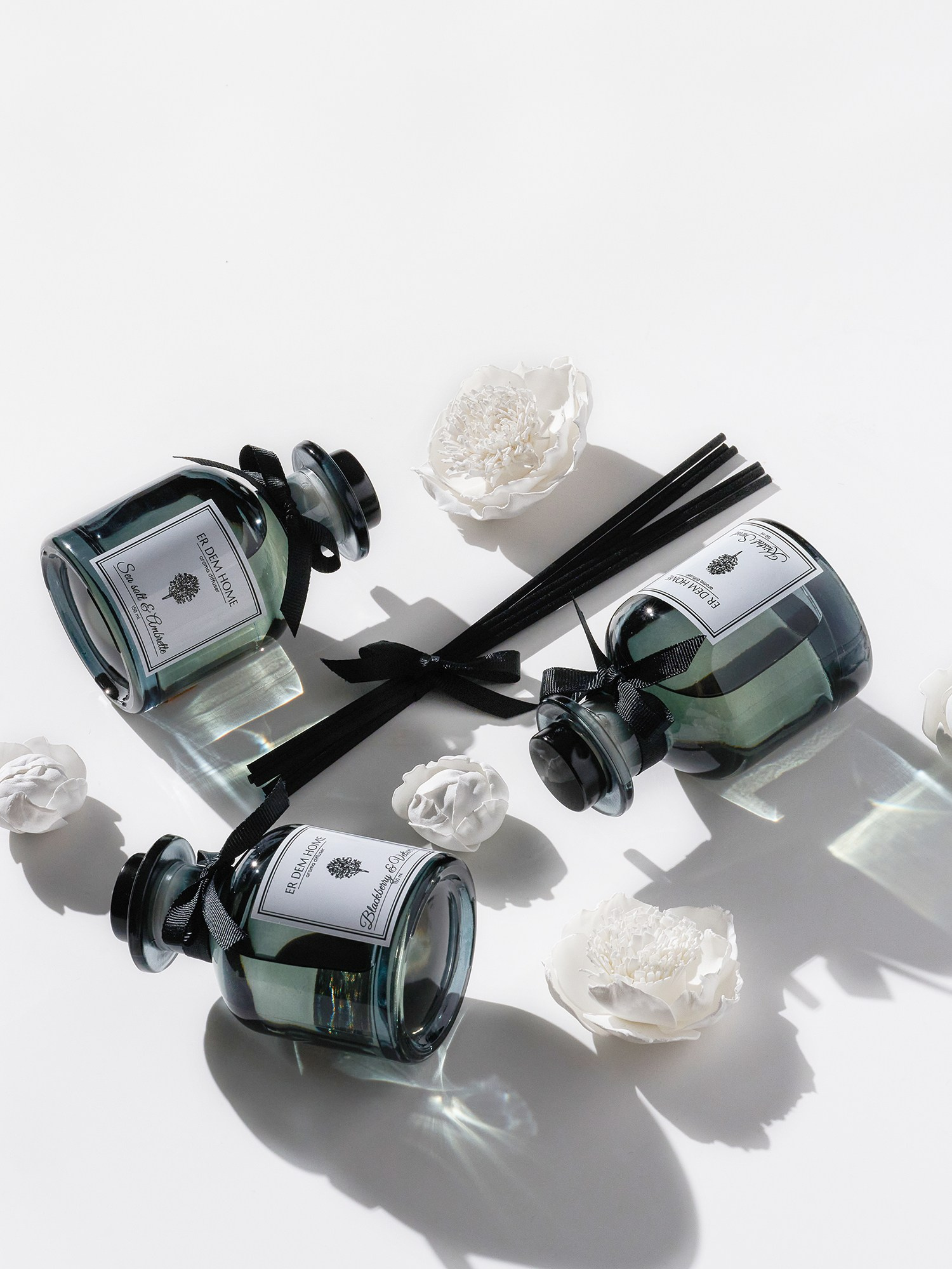 ароматические диффузоры на белом фоне