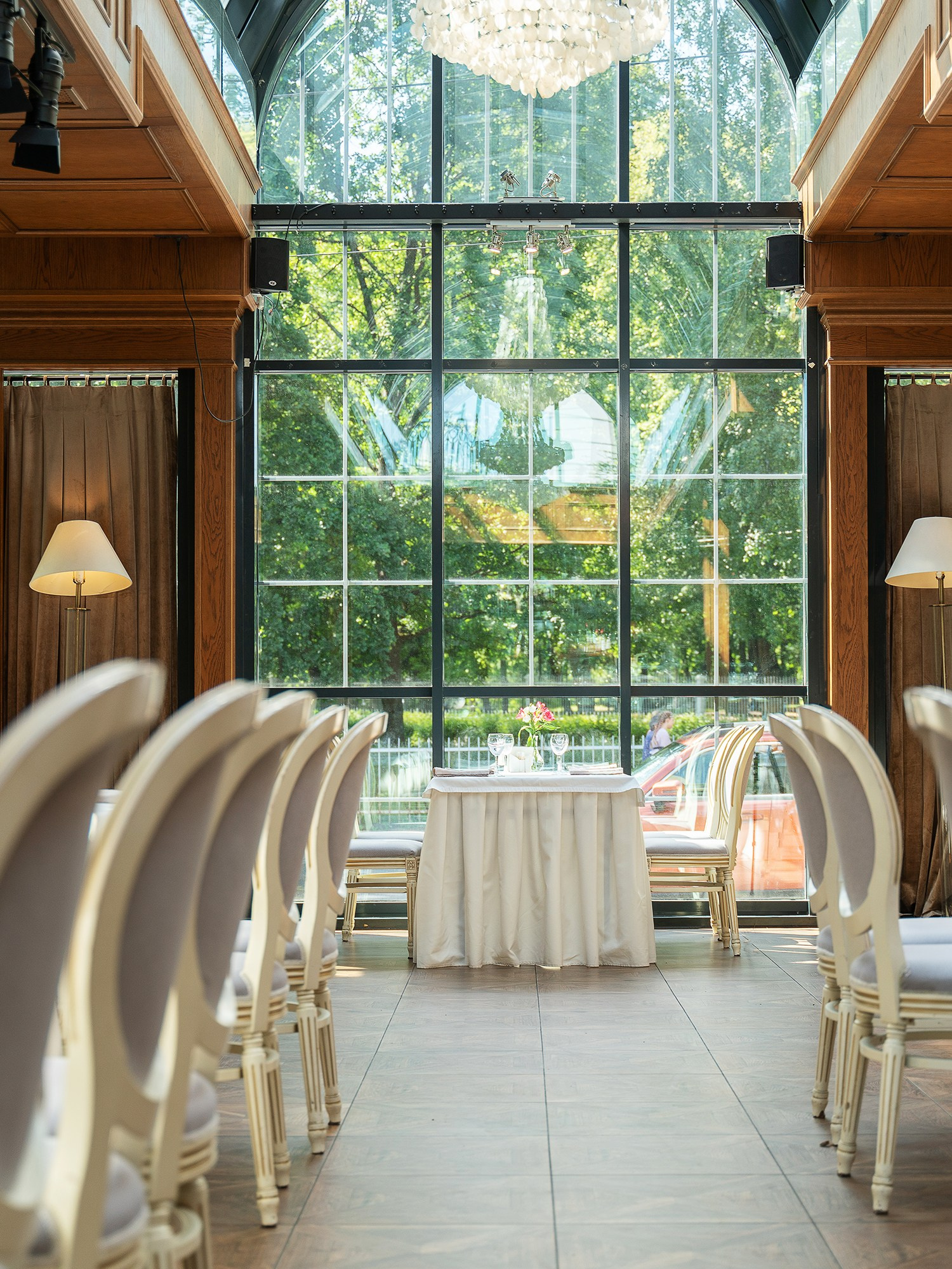 Интерьер ресторана с большими окнами