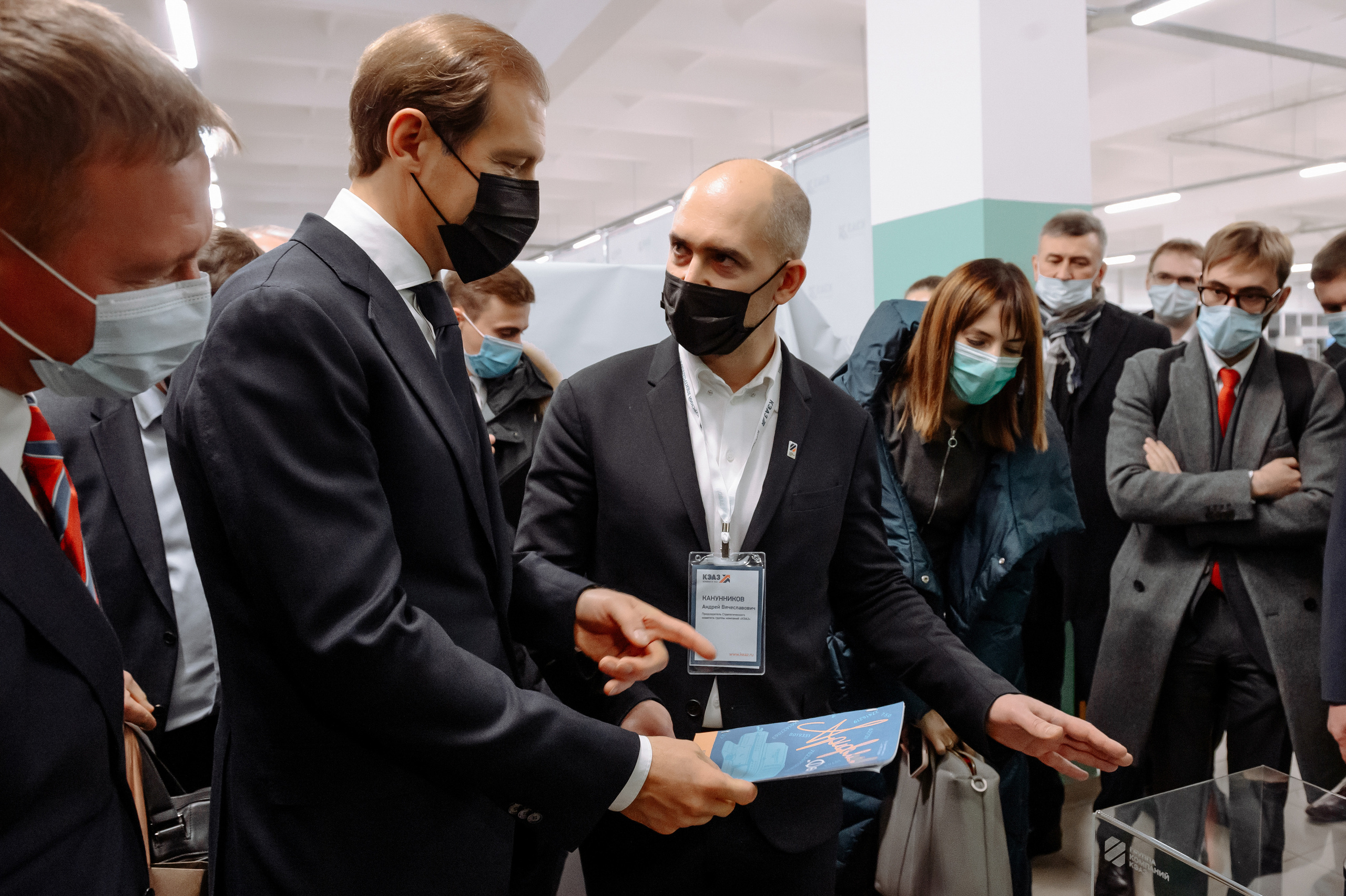 Визит министра промышленности и торговли на завод КЭАЗ. Репортажный и свадебный фотограф в Курске Борис Захарчук