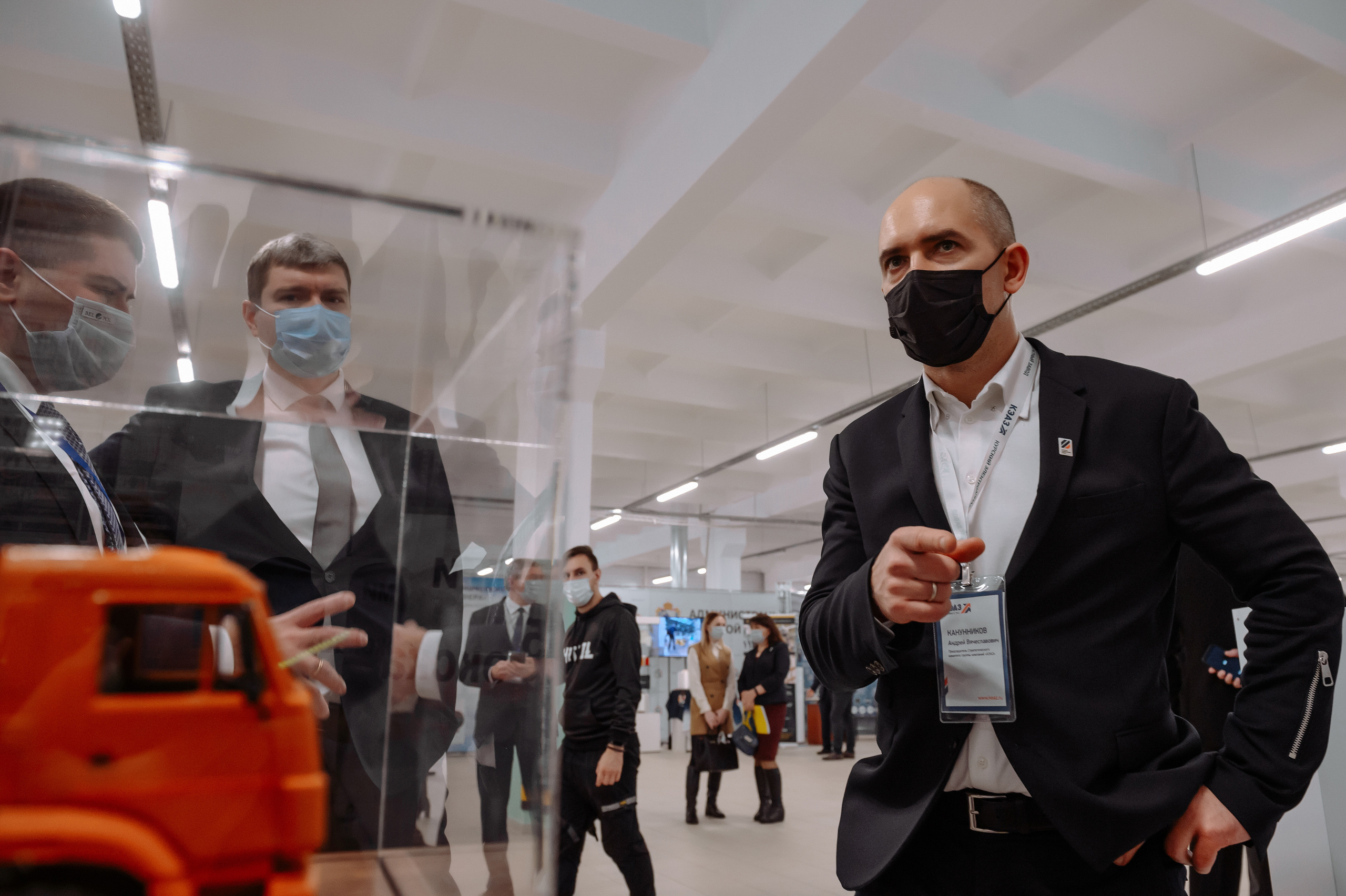 Визит министра промышленности и торговли на завод КЭАЗ. Репортажный и свадебный фотограф в Курске Борис Захарчук