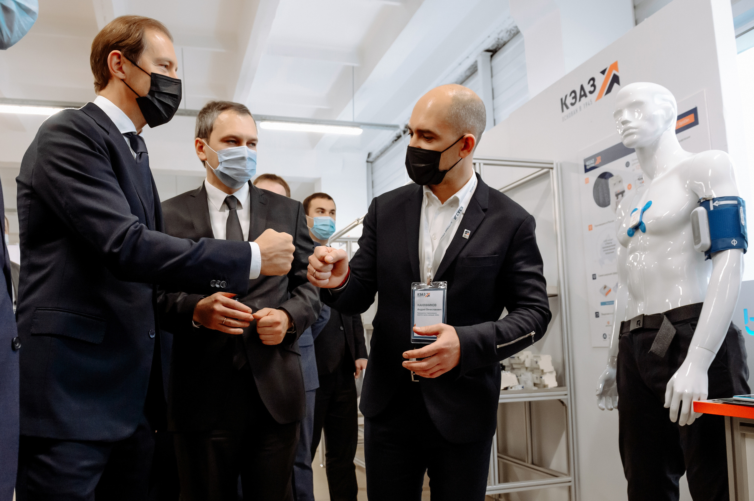 Визит министра промышленности и торговли на завод КЭАЗ. Репортажный и свадебный фотограф в Курске Борис Захарчук