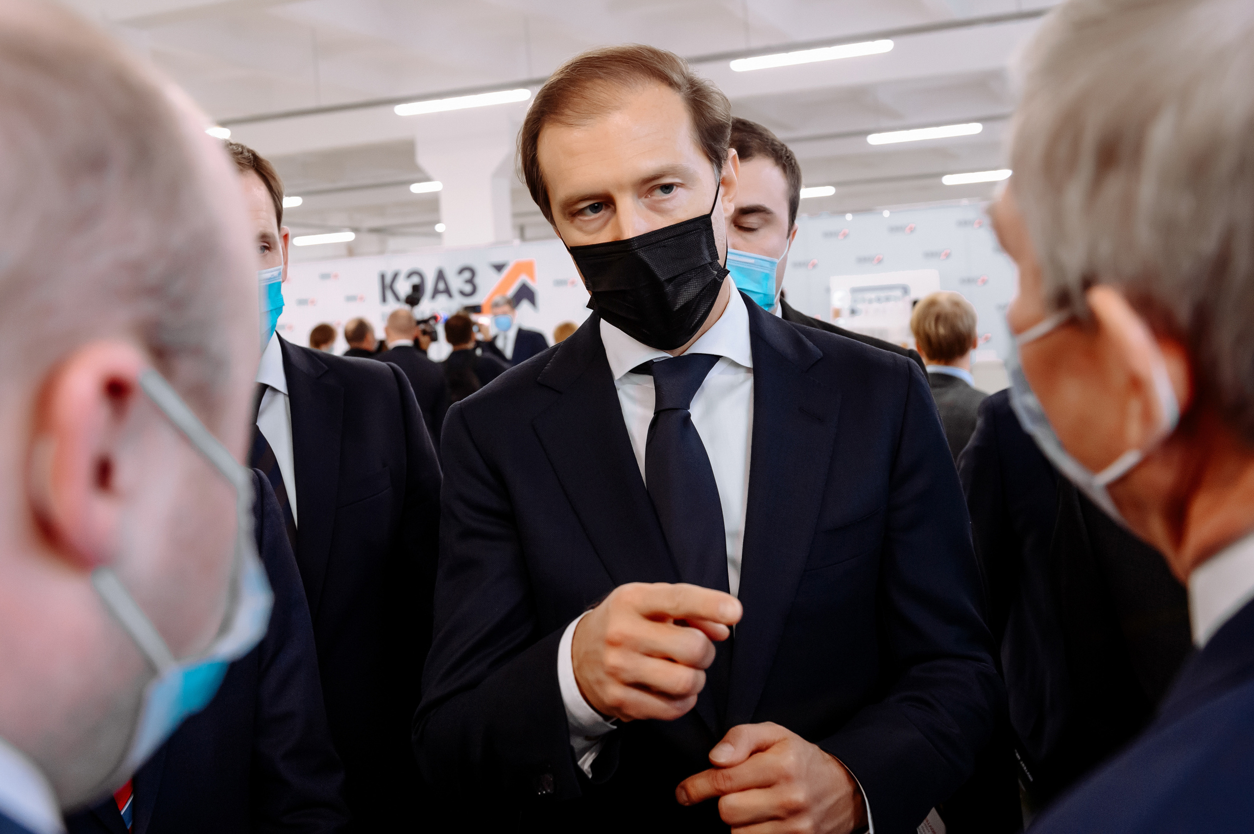 Визит министра промышленности и торговли на завод КЭАЗ. Репортажный и свадебный фотограф в Курске Борис Захарчук