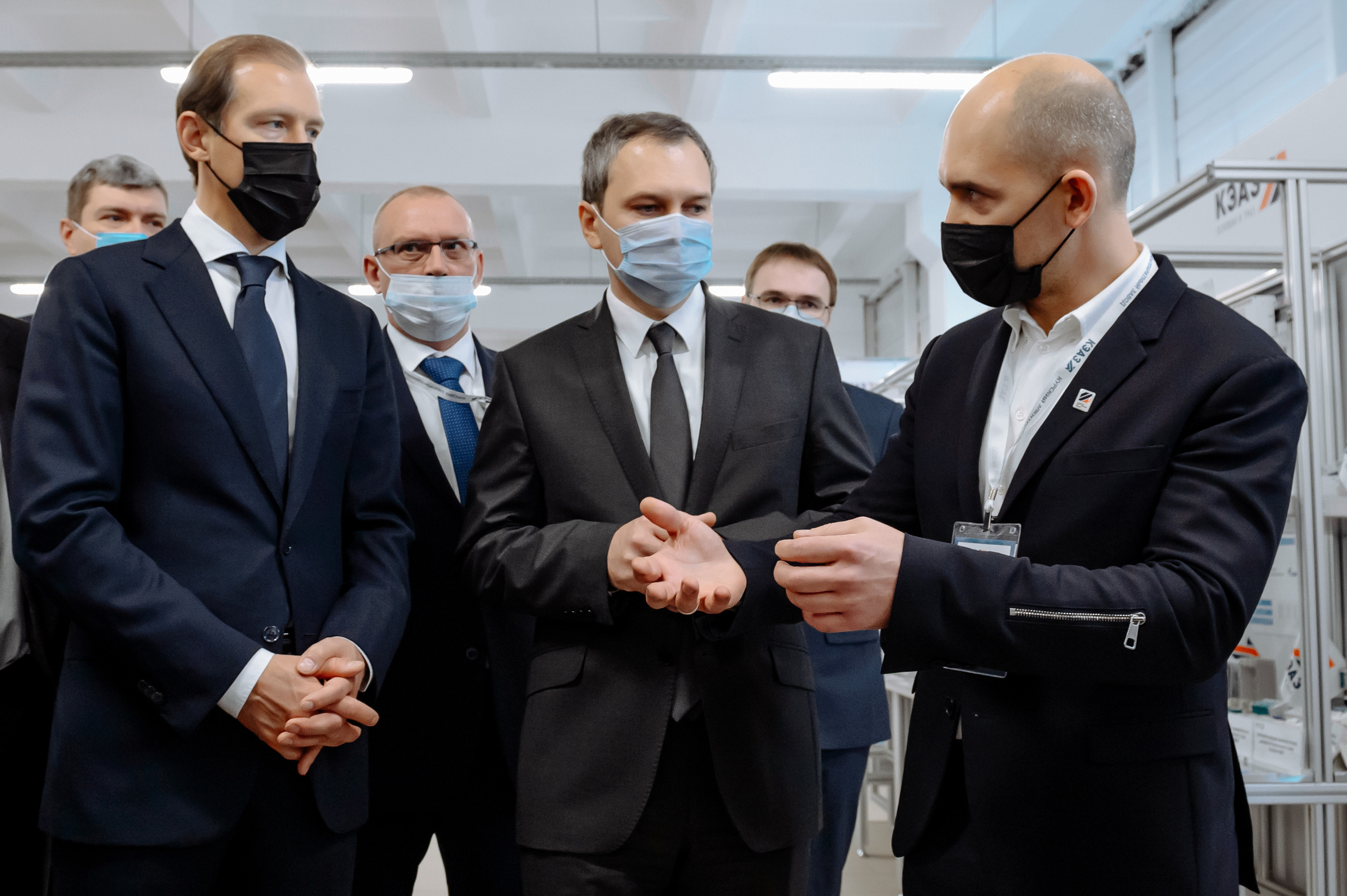 Визит министра промышленности и торговли на завод КЭАЗ. Репортажный и свадебный фотограф в Курске Борис Захарчук