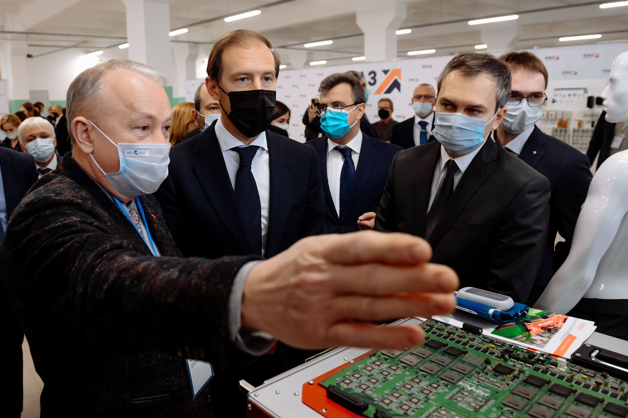 Визит министра промышленности и торговли на завод КЭАЗ. Репортажный и свадебный фотограф в Курске Борис Захарчук