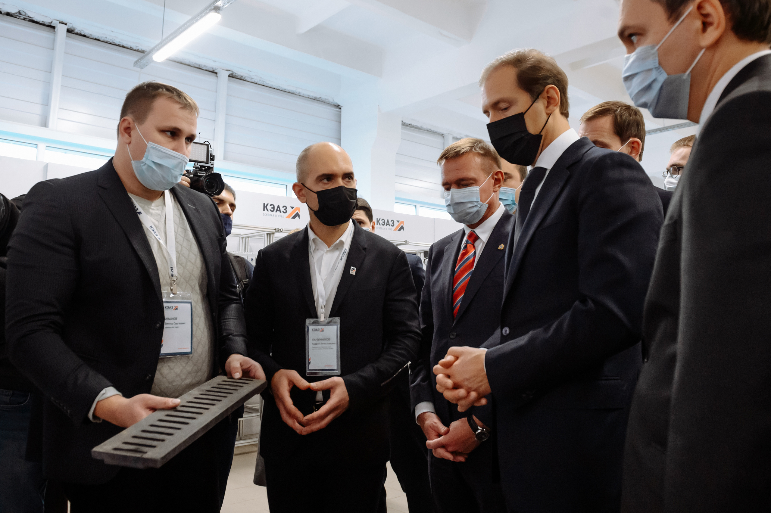 Визит министра промышленности и торговли на завод КЭАЗ. Репортажный и свадебный фотограф в Курске Борис Захарчук